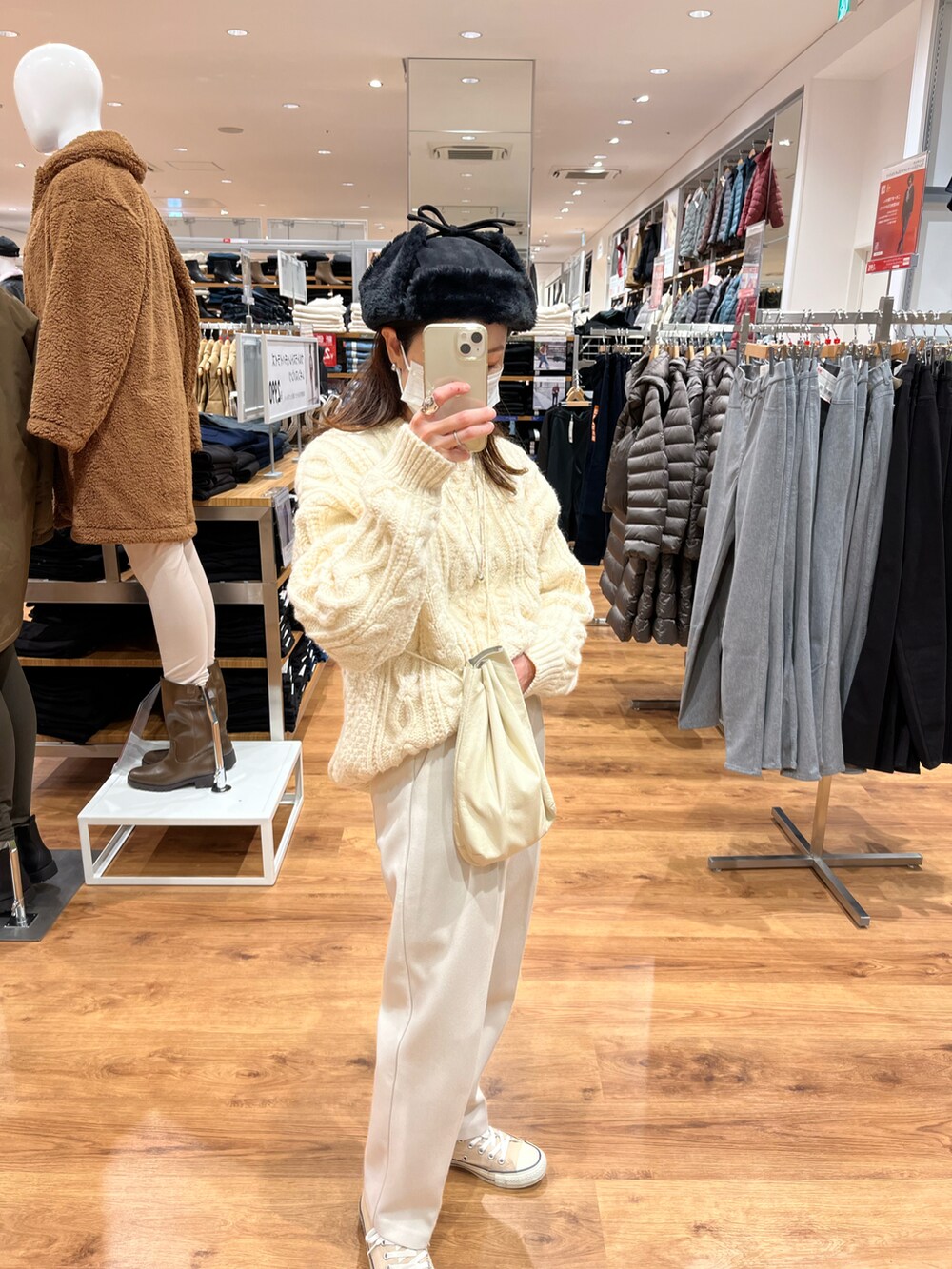 ホワイト系のニット/セーター、ホワイト系のその他パンツを着用したレディースの冬コーディネートの2枚目の写真