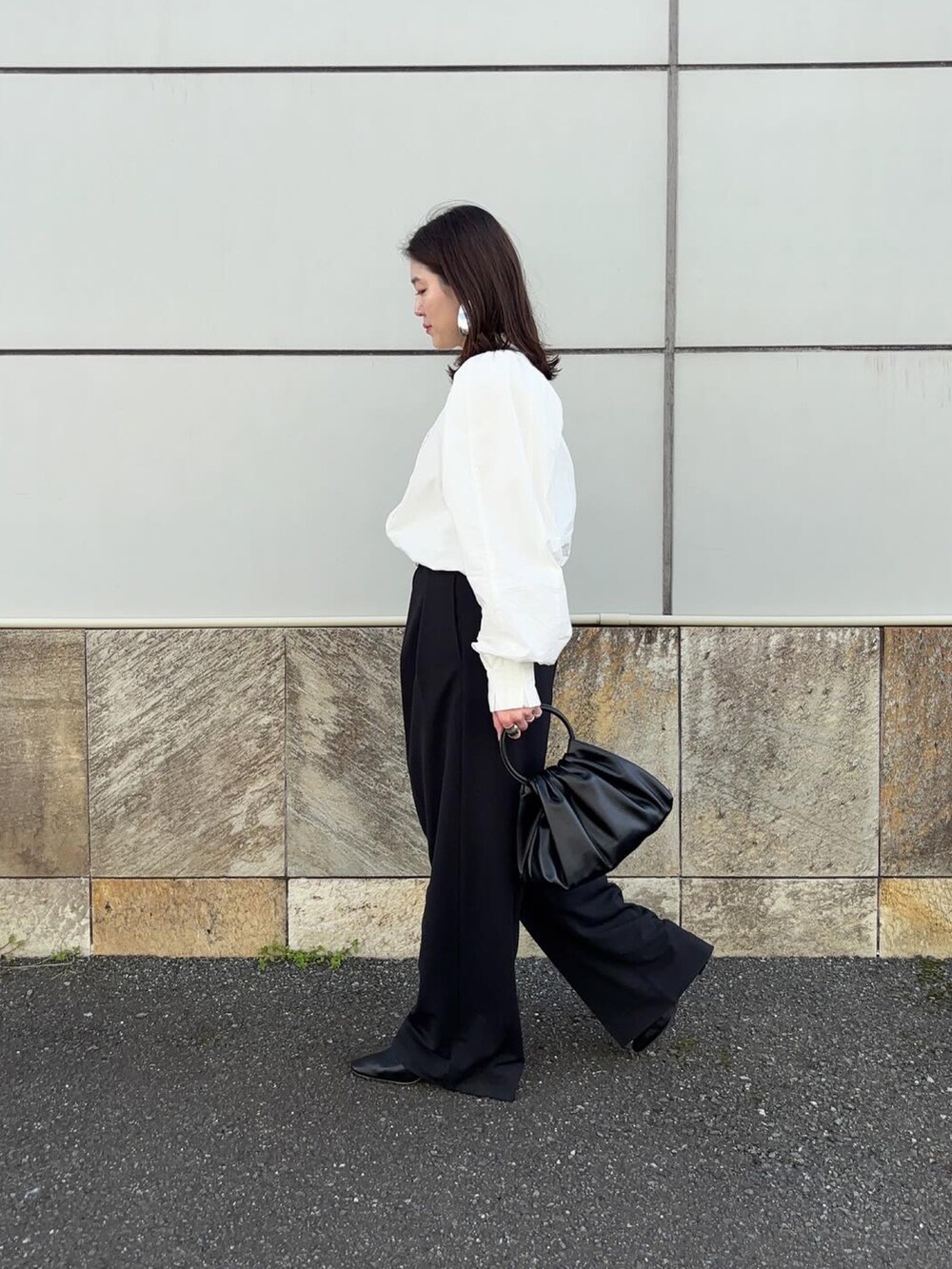 ホワイト系のシャツ/ブラウス、ブラック系のハンドバッグ、ブラック系のその他パンツを着用したレディースの春コーディネートの2枚目の写真