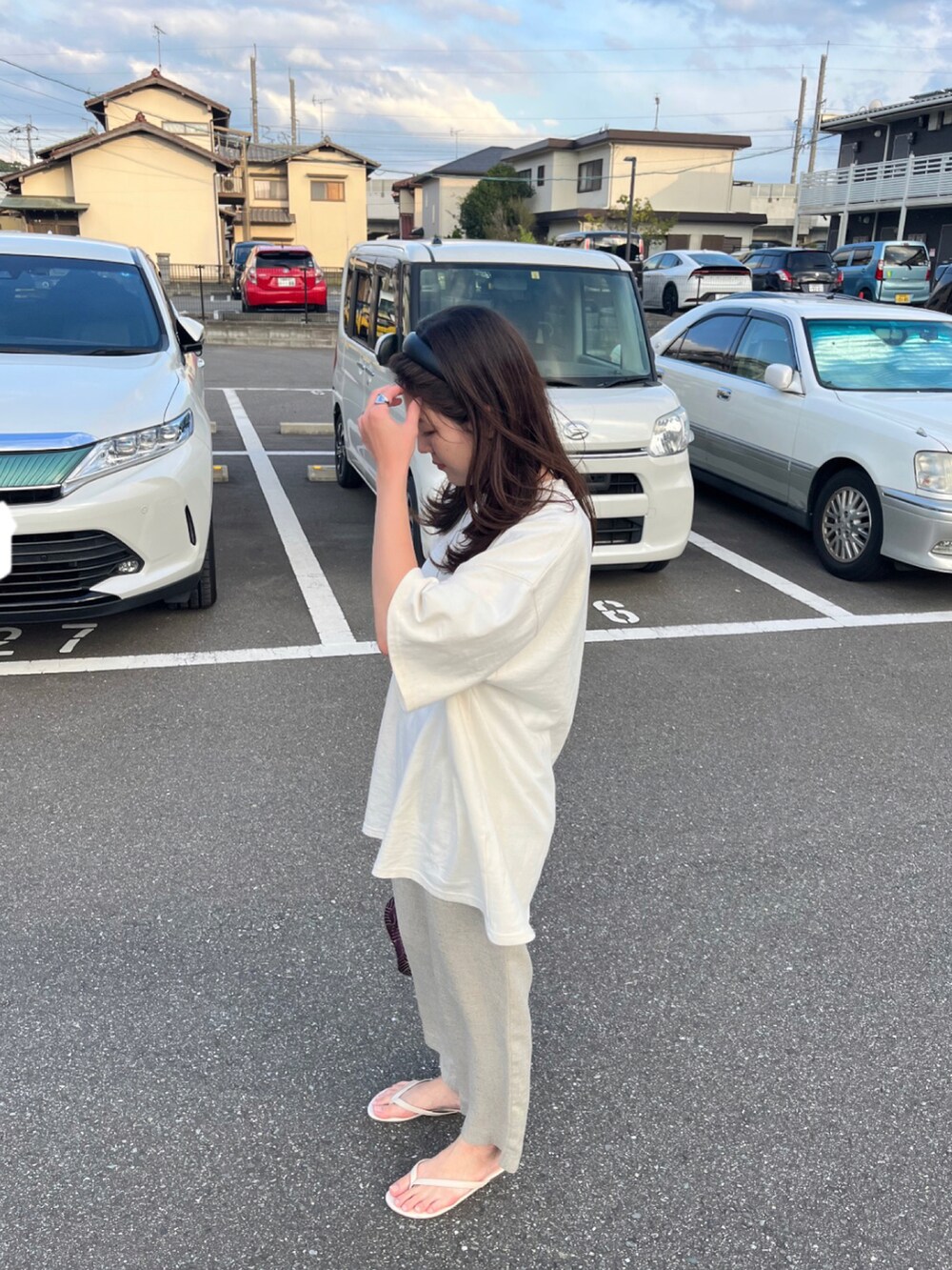 ベージュ系のその他パンツ、ベージュ系のTシャツ/カットソー、ベージュ系のサンダルを着用したレディースの秋コーディネートの2枚目の写真