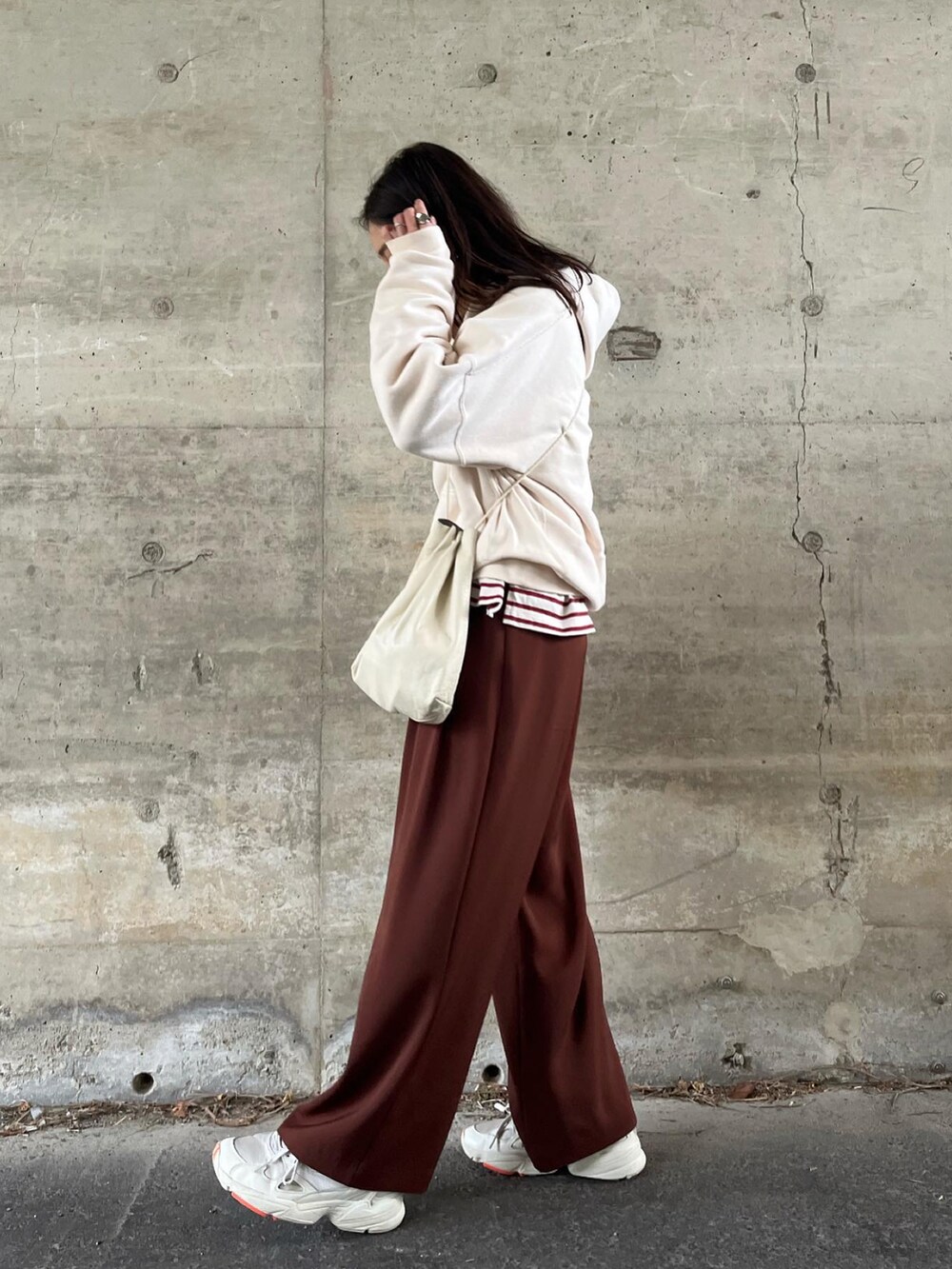 ブラウン系のその他パンツ、レッド系のTシャツ/カットソー、ホワイト系のハンドバッグを着用したレディースの秋コーディネートの2枚目の写真