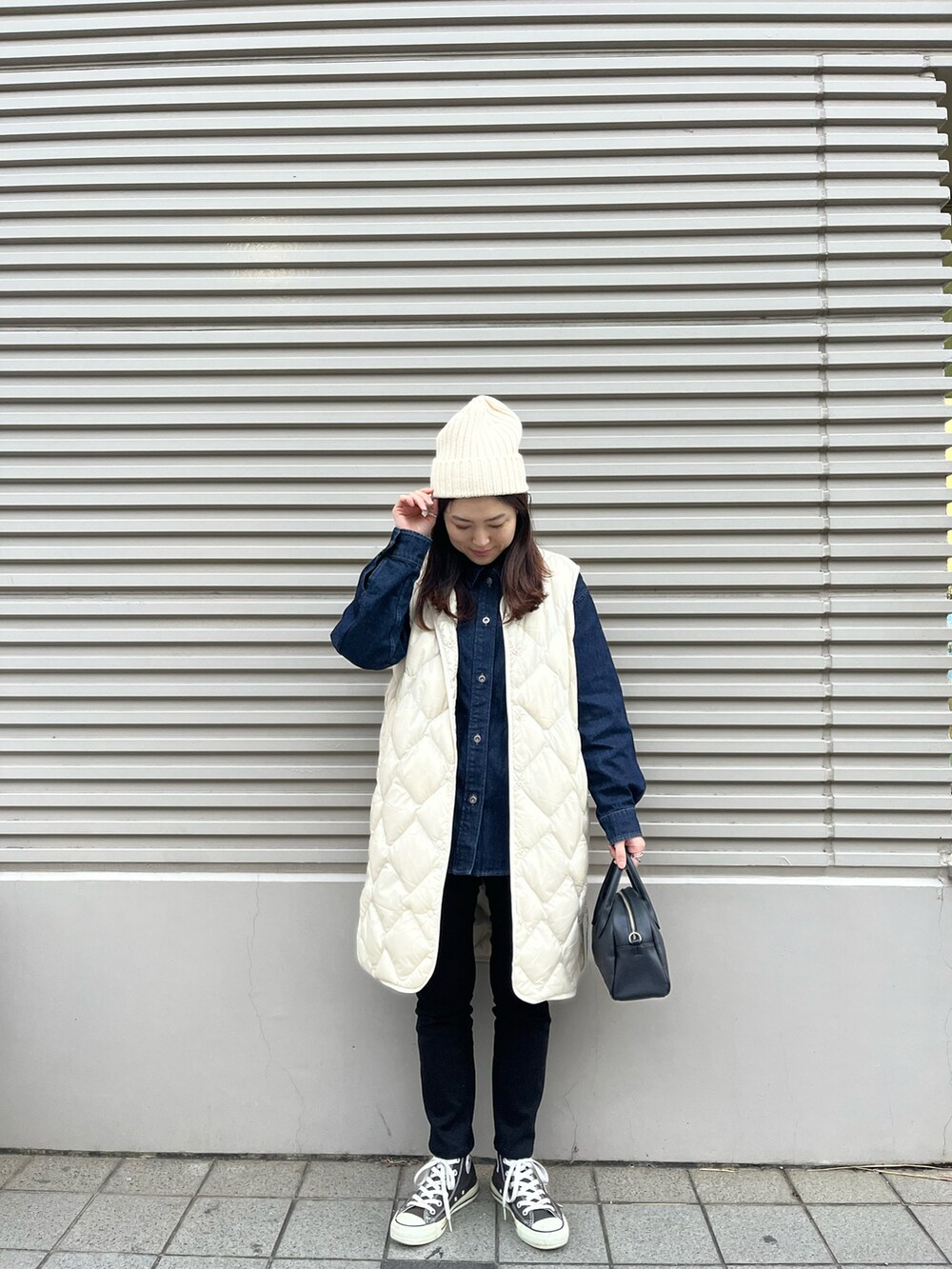 ホワイト系のその他アウター、ブルー系のデニムジャケット、ブラック系のその他パンツを着用したレディースの冬コーディネートの2枚目の写真