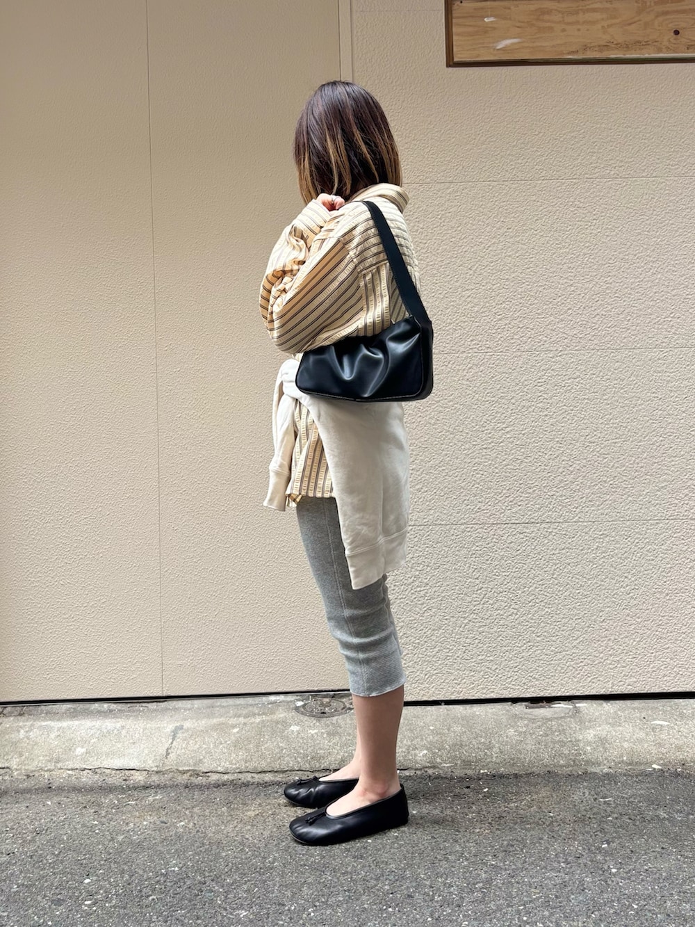 イエロー系のシャツ/ブラウス、グレー系のその他パンツ、ブラック系のショルダーバッグを着用したレディースの秋コーディネートの2枚目の写真
