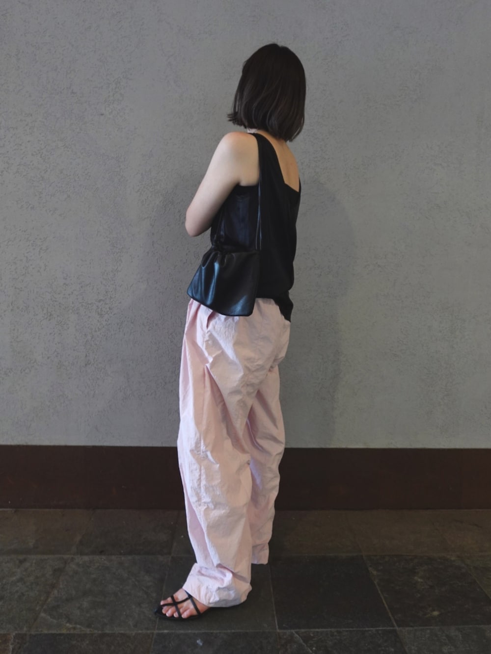 ブラック系のTシャツ/カットソー、ブラック系のハンドバッグ、ピンク系のその他パンツを着用したレディースの夏コーディネートの2枚目の写真