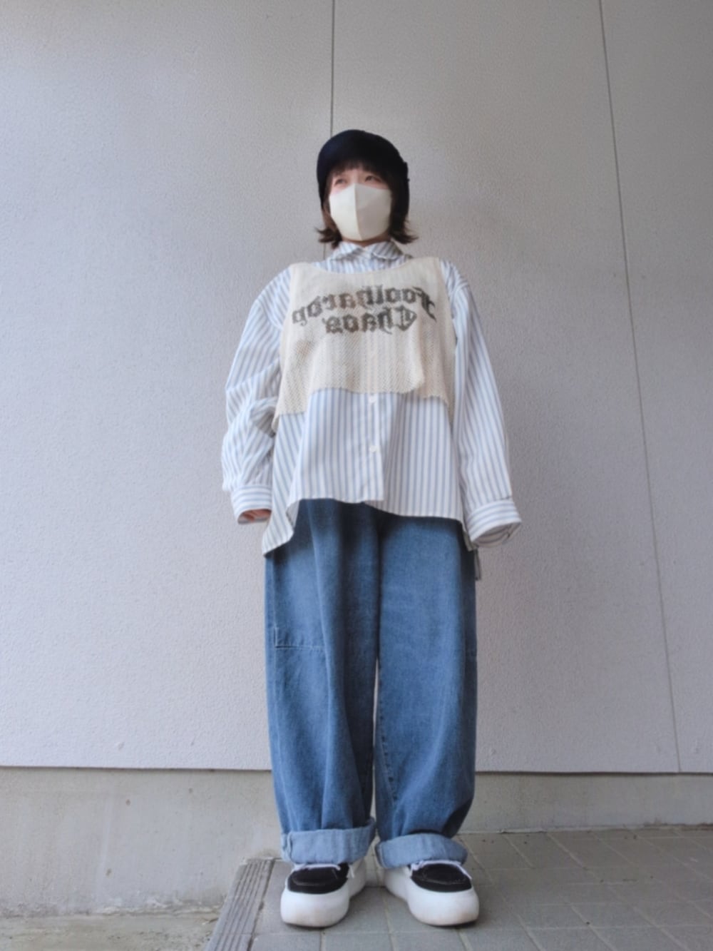 ブルー系のデニムパンツ、ブラック系のスニーカー、ブルー系のシャツ/ブラウスを着用したレディースの春コーディネートの2枚目の写真