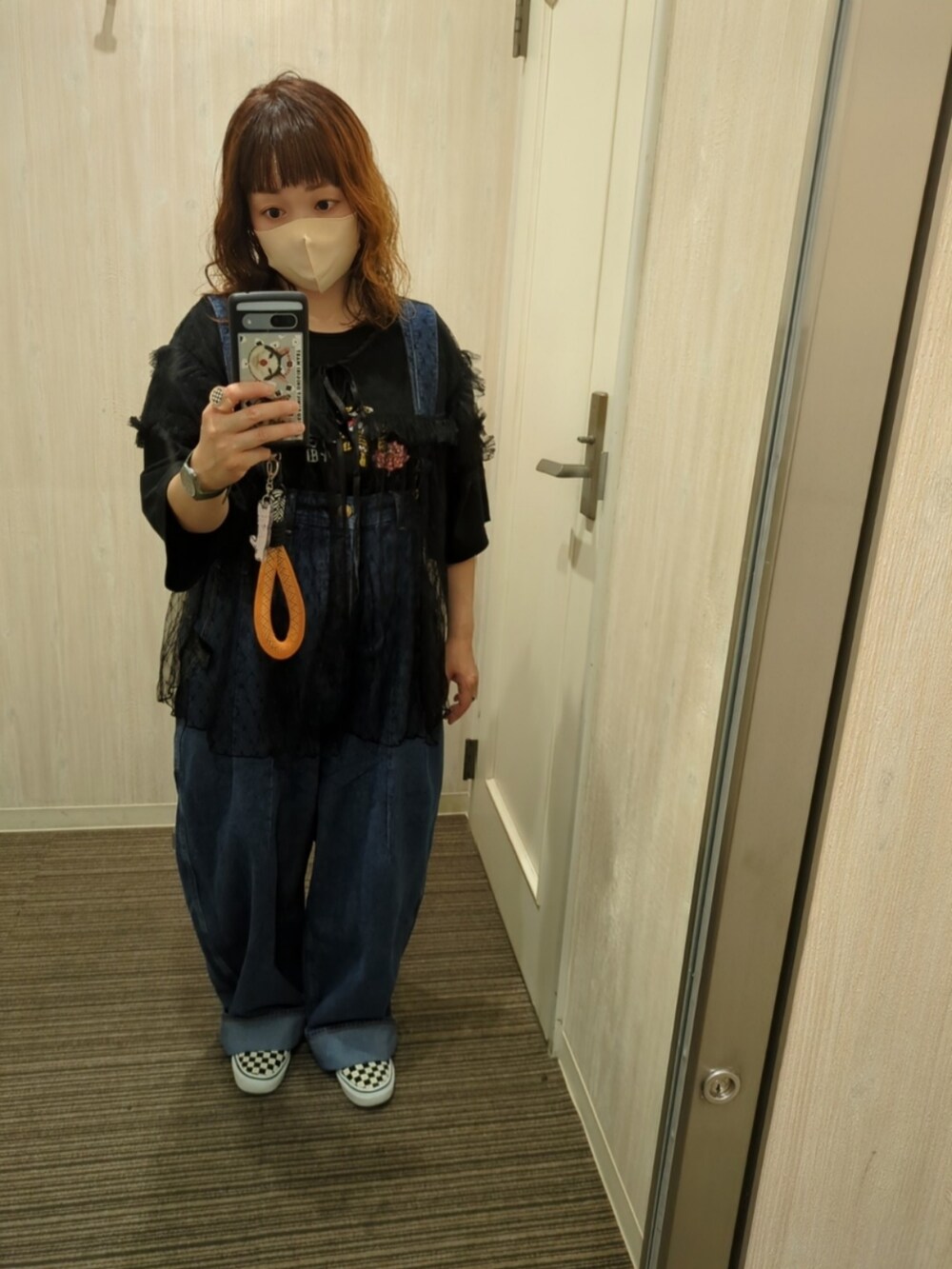 ブラック系のシャツ/ブラウス、ブルー系のデニムパンツを着用したレディースの夏コーディネートの2枚目の写真