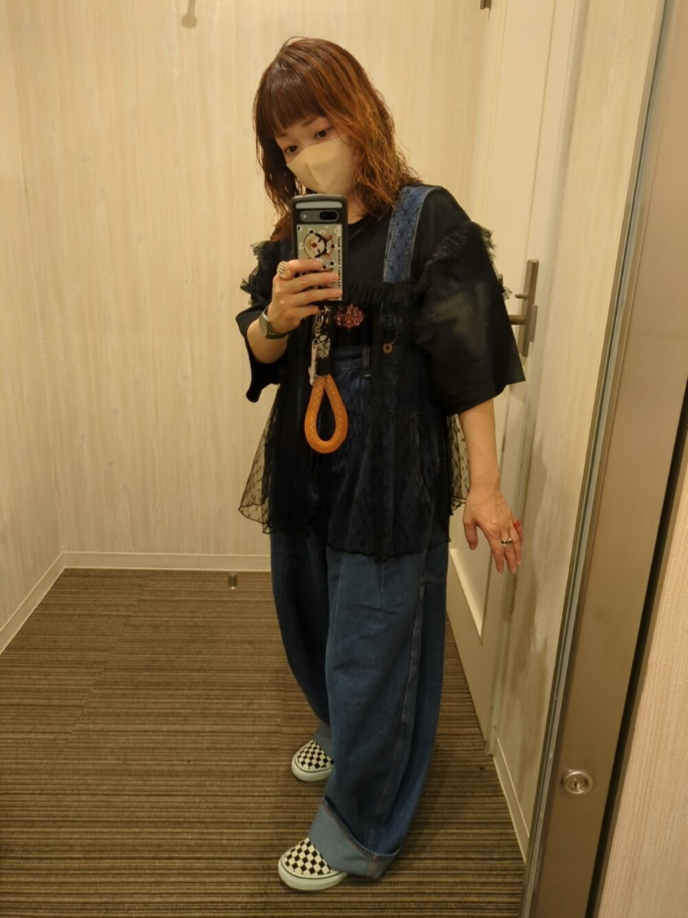 ブラック系のシャツ/ブラウス、ブルー系のデニムパンツを着用したレディースの夏コーディネートの3枚目の写真