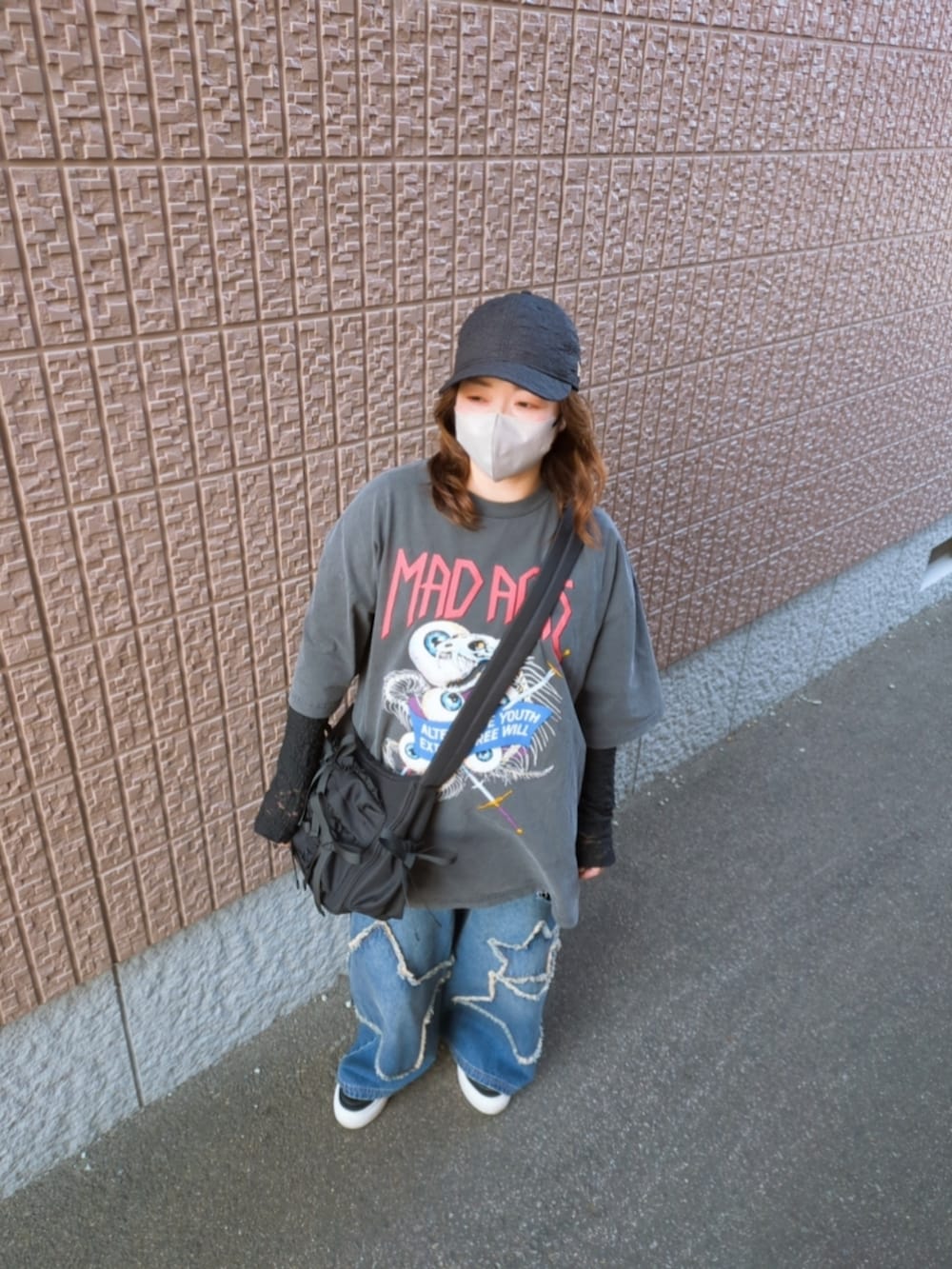 「RNAのアイテム（Tシャツ/カットソー、ブラック系）」を使った、mocoさん（レディース・150cm）の春コーディネートの2枚目の写真