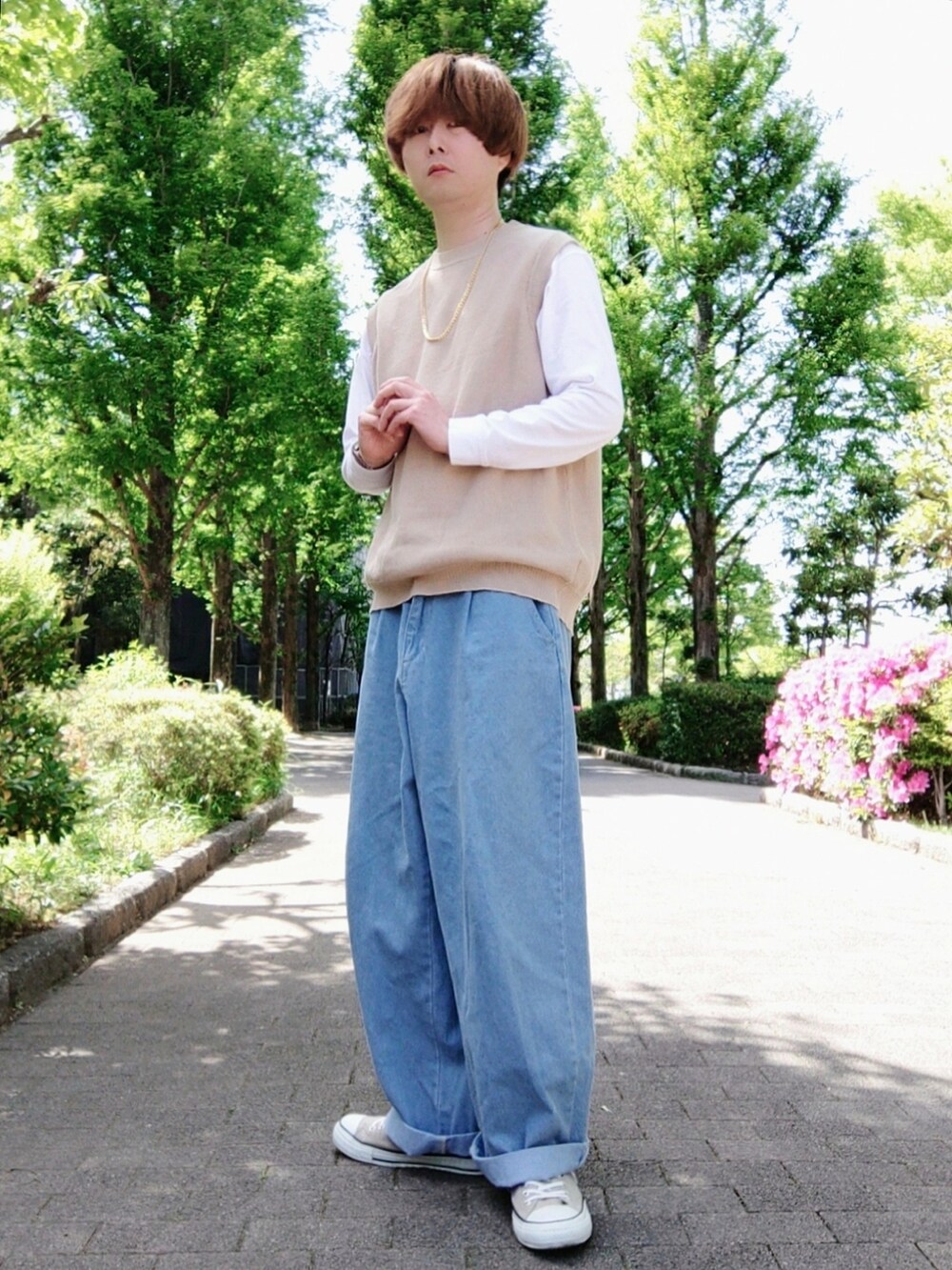 「春コーデ、春夏コーデ、初夏コーデ、シンプルスタイル、スニーカーコーデ、ベスト、ロンT、デニムパンツ、ワイドデニム、イヤーカフ、ネックレス、ゴールドアクセ、コンバース オールスター」｜「Fun & DailyのF&D : ワイドクリップイヤーカフ（イヤーカフ、ゴールド系）」を使った、Teddy bear🧸さん（メンズ・177cm）の春コーディネートの2枚目の写真