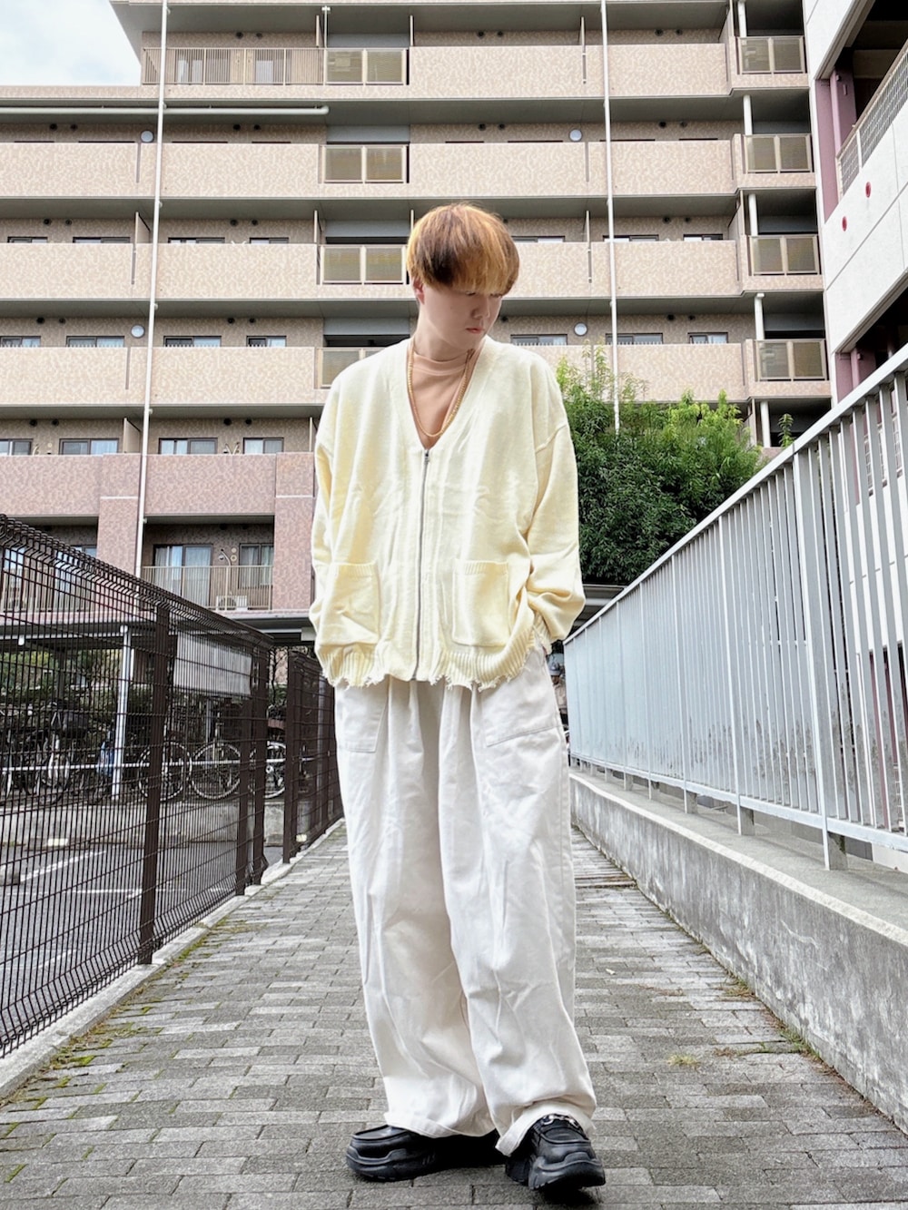 ホワイト系のその他パンツ、ホワイト系のカーディガン/ボレロ、ブラック系のスニーカーを着用したメンズの秋コーディネートの2枚目の写真