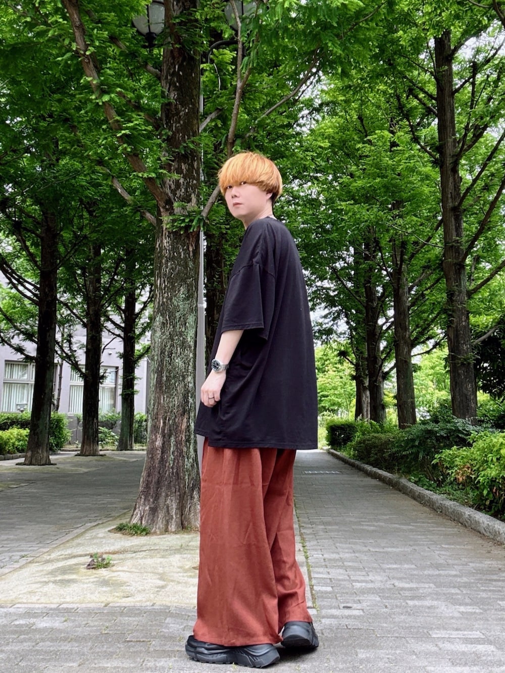 「夏コーデ、ブラックコーデ、きれいめカジュアル、モード、韓国ファッション、ビッグシルエット、オーバーサイズ、無地T、黒Tシャツ、ワイドパンツ、テラコッタ、ブラック×ブラウン、厚底シューズ、チェーンネックレス、リング重ね付け」｜「Burnerの【14 BURNER SELECT】デザイン　ネックレス（ネックレス、シルバー系）」を使った、Teddy bear🧸さん（骨格ウェーブ・メンズ・177cm）の夏コーディネートの2枚目の写真