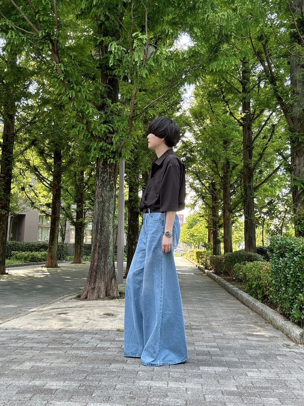 ブラック系のシャツ/ブラウス、ブルー系のデニムパンツ、ブラック系のサンダルを着用したメンズの夏コーディネートの3枚目の写真