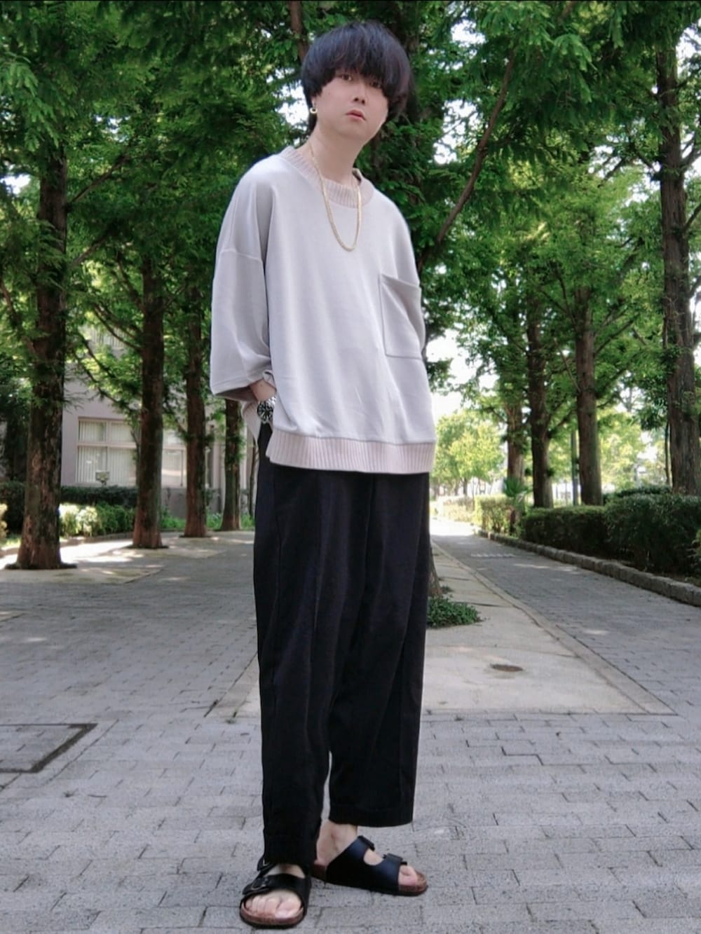 グレー系のTシャツ/カットソー、ブラック系のその他パンツ、ブラック系のサンダルを着用したメンズの秋コーディネートの2枚目の写真