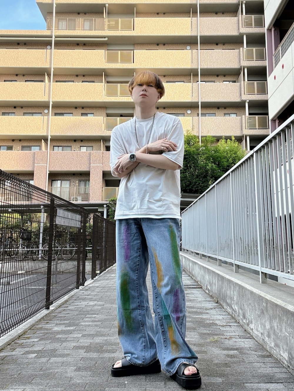 「夏コーデ、夏、シンプルコーデ、ラフコーデ、休日コーデ、デニムコーデ、Tシャツ、無地T、レイヤード、ペイントデニム、ストレートデニム、チェーンネックレス、ブレスレット、リング、厚底サンダル」｜「LOVEHUNTERの軽量厚底 シャークソールストラップサンダル（サンダル、ブラック系）」を使った、Teddy bear🧸さん（骨格ウェーブ・メンズ・177cm）の秋コーディネートの2枚目の写真
