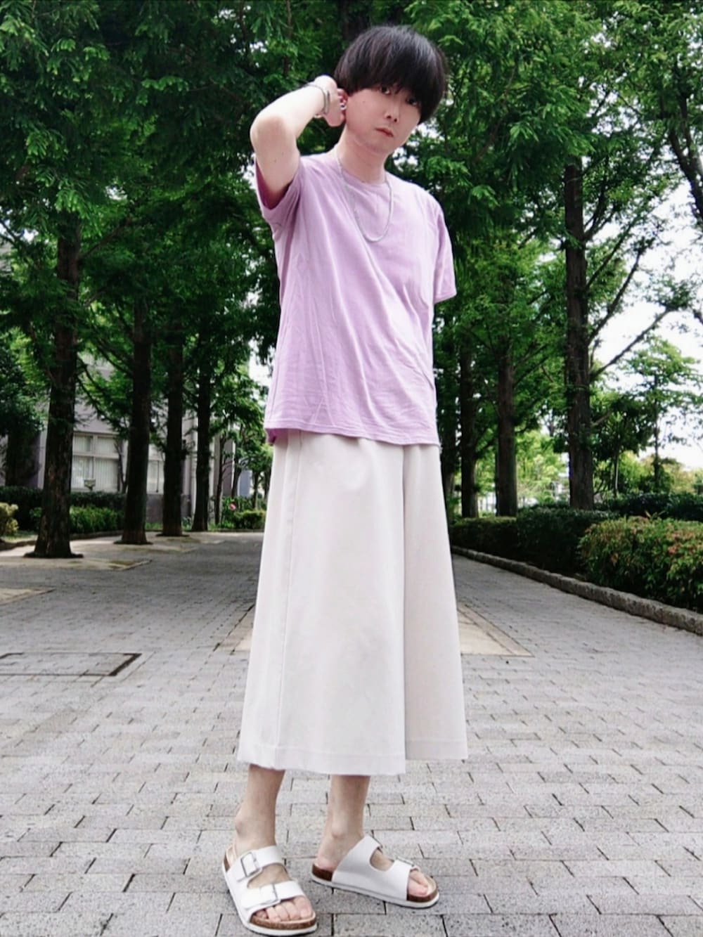 「夏コーデ、夏だ！Tシャツ着よう！、カジュアルコーデ、シンプル、淡色コーデ、Tシャツ、ガウチョパンツ、ラベンダー、ハーフパンツ、ラベンダー×ホワイト、白パンツ、シルバーアクセサリー、サンダル、白サンダル、OMEGA シーマスター」｜「Fun & DailyのF&D : ワイドクリップイヤーカフ（イヤーカフ、シルバー系）」を使った、Teddy bear🧸さん（メンズ・177cm）の夏コーディネートの2枚目の写真