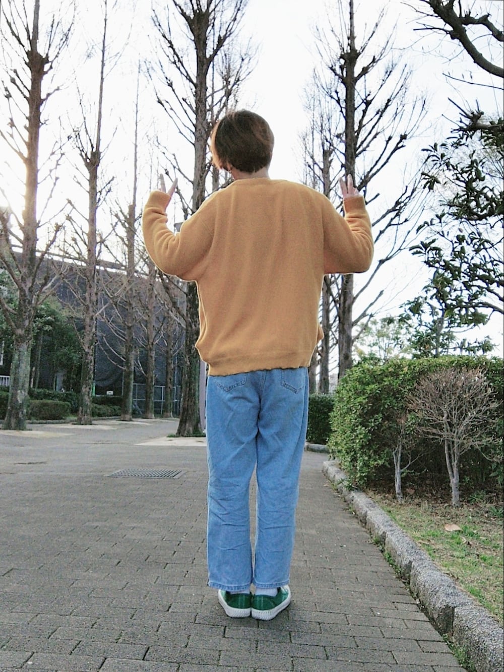 「春コーデ、春、ゆるコーデ、カーディガン、デニムパンツ、ブルーデニム、イエロー、ゴールドアクセ、ネックレス、イヤーカフ、スニーカー、キャンバススニーカー、グリーンスニーカー」｜「SPINNSの太チェーンネックレス（ネックレス、ゴールド系）」を使った、Teddy bear🧸さん（メンズ・177cm）の春コーディネートの2枚目の写真