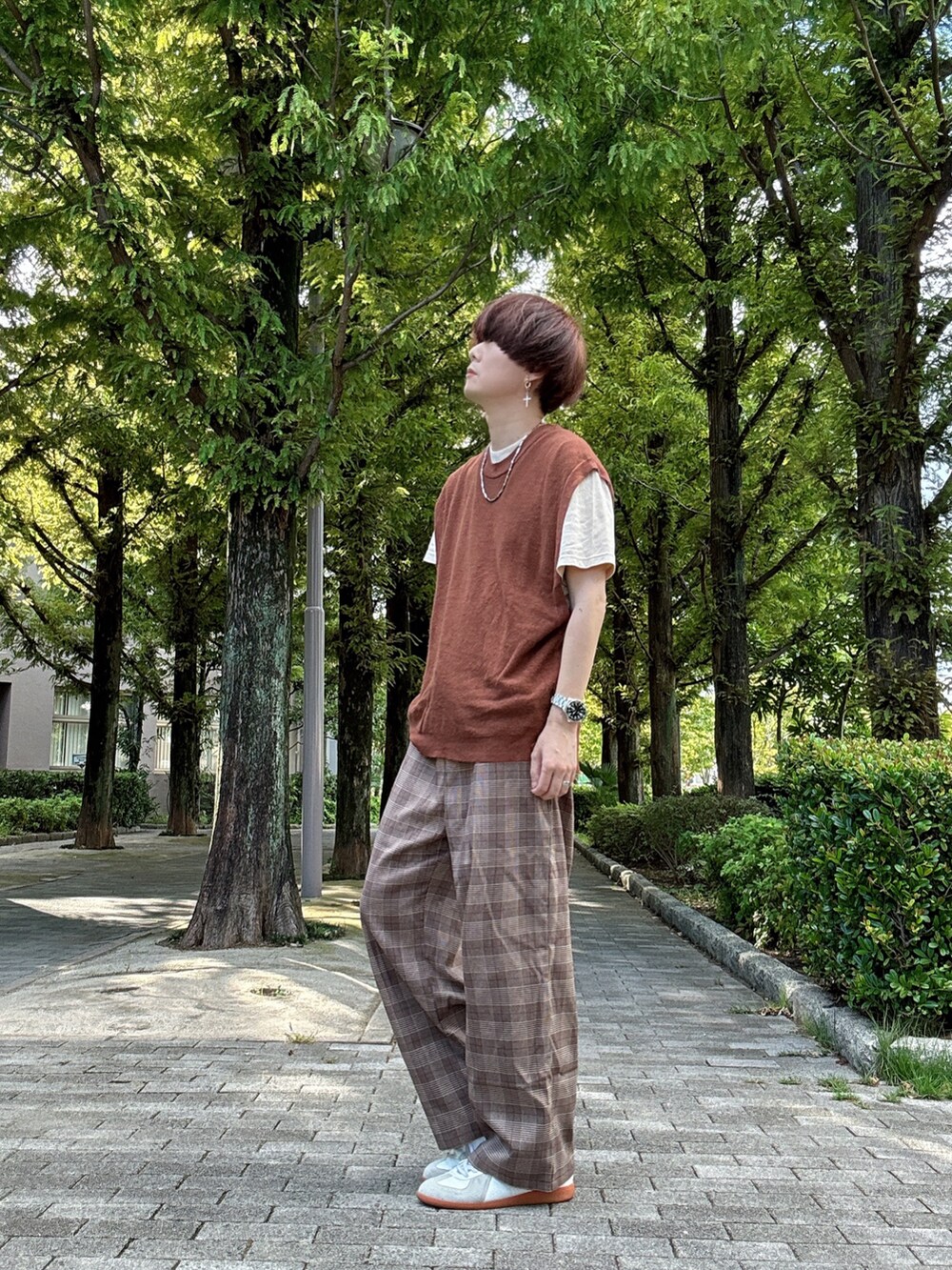 「秋コーデ、秋のコーデ、秋っぽコーデ更新中、ブラウンコーデ、ニットベスト、チェックパンツ、ワイドパンツ、韓国ファッション、ブラウン、チェック、レイヤード、ネックレス、ジャーマントレーナー、白スニーカー、OMEGA」｜「Burnerの【OKUOKU　0909】デザイン　ネックレス oku-ne-1 I1（ネックレス、シルバー系）」を使った、Teddy bear🧸さん（メンズ・177cm）の秋コーディネートの2枚目の写真