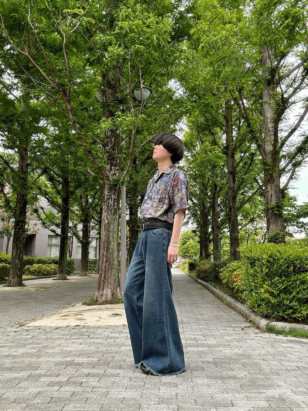 その他のシャツ/ブラウス、ブルー系のデニムパンツ、ブラック系のスニーカーを着用したメンズの夏コーディネートの2枚目の写真