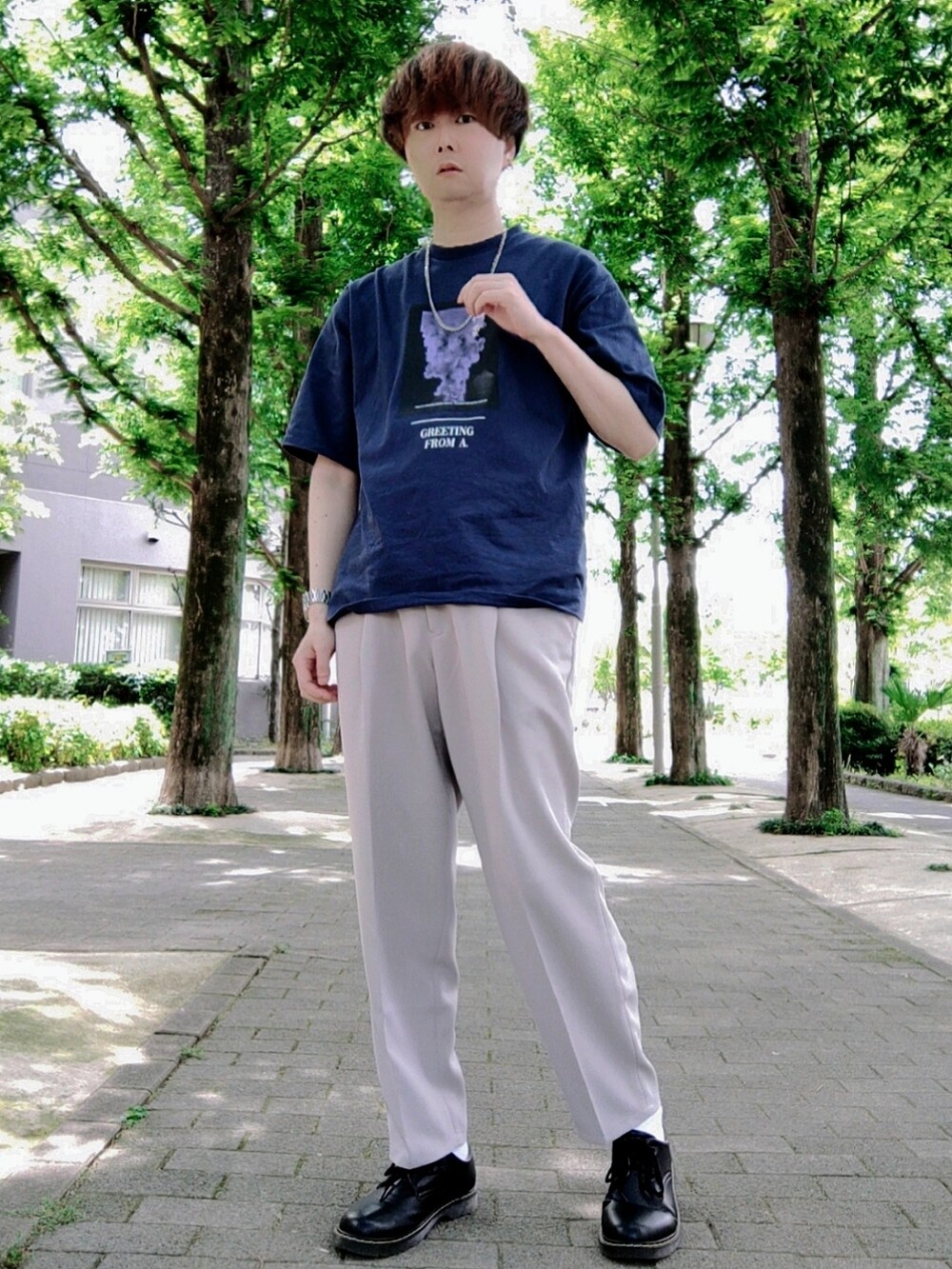 「夏コーデ、初夏コーデ、シンプルコーデ、Tシャツコーデ、Tシャツ、プリントT、スラックス、ネイビー、ベージュパンツ、ネイビー×ベージュ、ネックレス、イヤーカフ、ドクターマーチン、革靴、OMEGA シーマスター」｜「Fun & DailyのF&D : ワイドクリップイヤーカフ（イヤーカフ、シルバー系）」を使った、Teddy bear🧸さん（メンズ・177cm）の春コーディネートの2枚目の写真