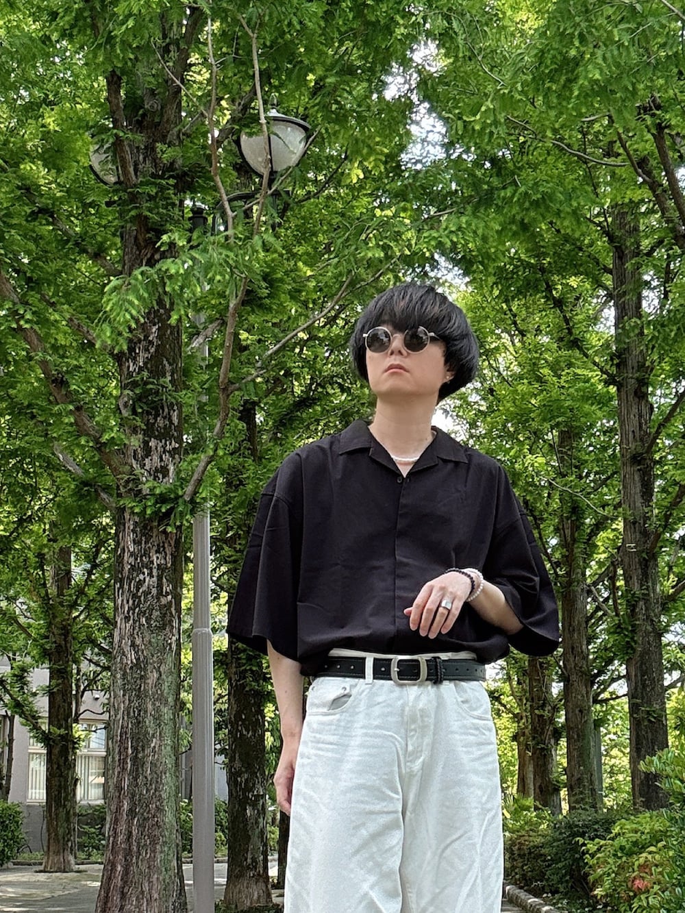 「夏コーデ、モノトーンコーデ、白黒コーデ、シンプルコーデ、きれいめカジュアル、デートコーデ、開襟シャツ、黒シャツ、ホワイトデニム、ブラック×ホワイト、パールネックレス、パールブレスレット、サングラス、厚底シューズ、リング」｜「WEGOのWEGO/メタルラウンドサングラス（サングラス、ゴールド系）」を使った、Teddy bear🧸さん（メンズ・177cm）の夏コーディネートの2枚目の写真