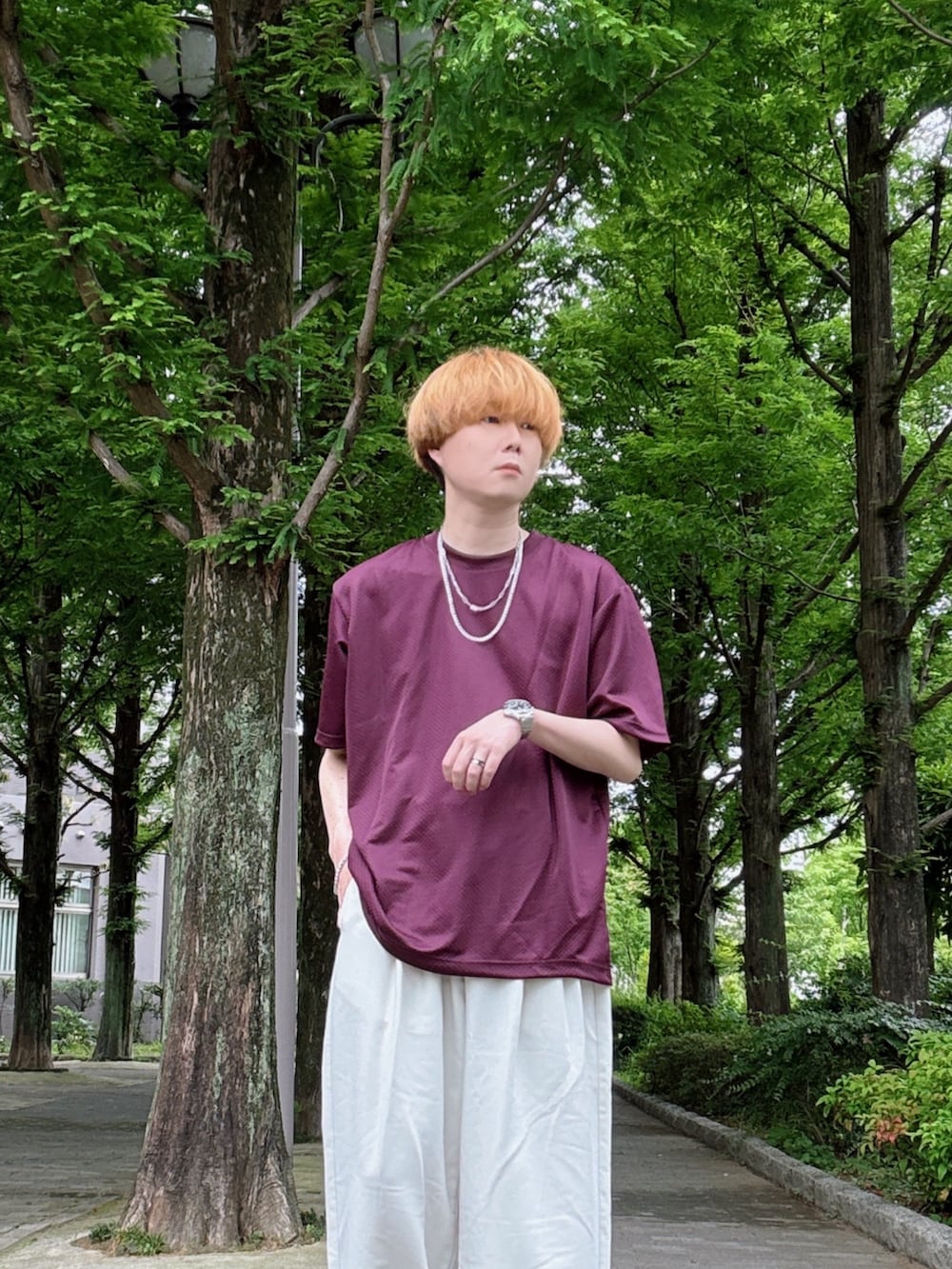 ブラック系のドレスシューズ、パープル系のTシャツ/カットソー、ホワイト系のその他パンツを着用したメンズの夏コーディネートの2枚目の写真