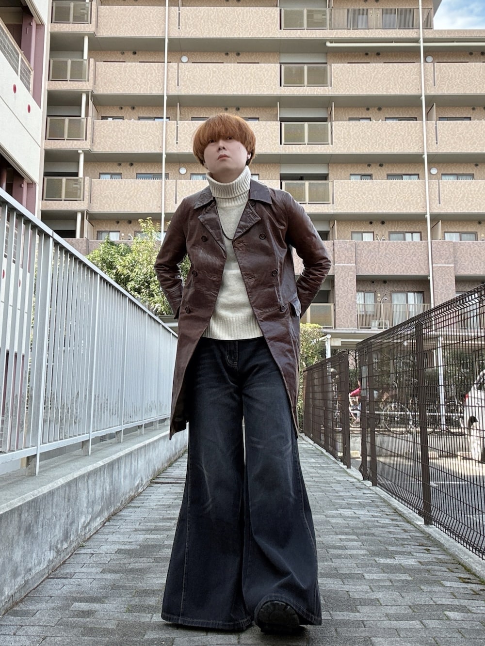 ブラウン系のジャケット/アウター、ホワイト系のニット/セーター、ブラック系のデニムパンツを着用したメンズの春コーディネートの2枚目の写真