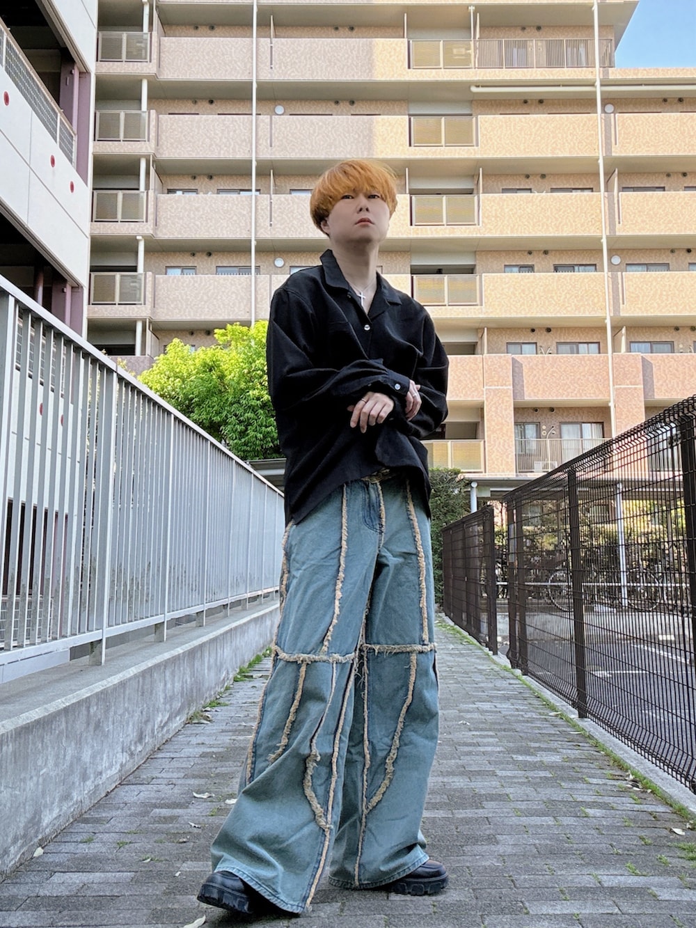 ブラック系のシャツ/ブラウス、ブルー系のデニムパンツ、ブラック系のスニーカーを着用したメンズの夏コーディネートの2枚目の写真