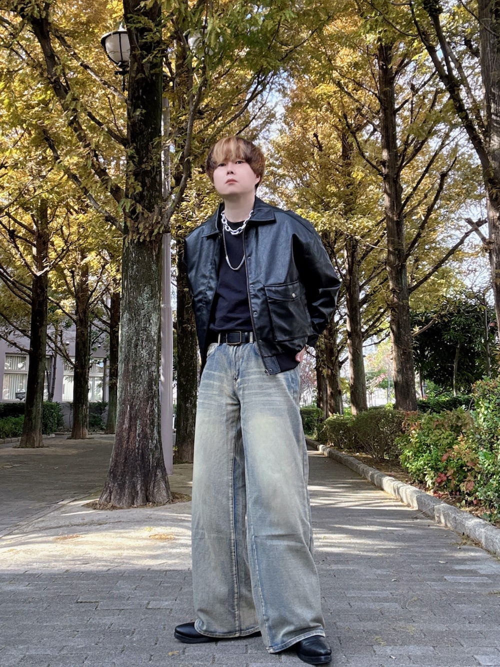 ブラック系のブルゾン、ブルー系のデニムパンツ、ブラック系のブーツを着用したメンズの冬コーディネートの2枚目の写真