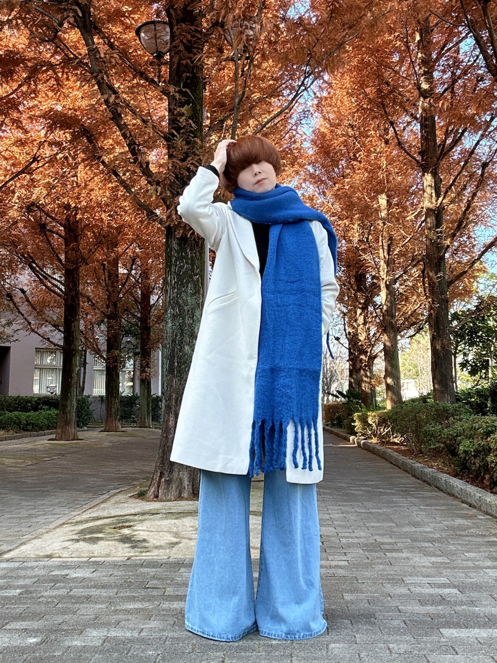 「冬コーデ、ホワイトコーデ、クリスマスコーデ、クリスマスに着たい服、お出かけコーデ、デートコーデ、ブルーコーデ、ロングコート、ホワイトコート、チェスターコート、ブルーデニム、バギーデニム、フレアデニム、マフラー、厚底シューズ」｜「SHEINのアイテム（マフラー、ブルー系）」を使った、Teddy bear🧸さん（メンズ・177cm）の冬コーディネートの2枚目の写真