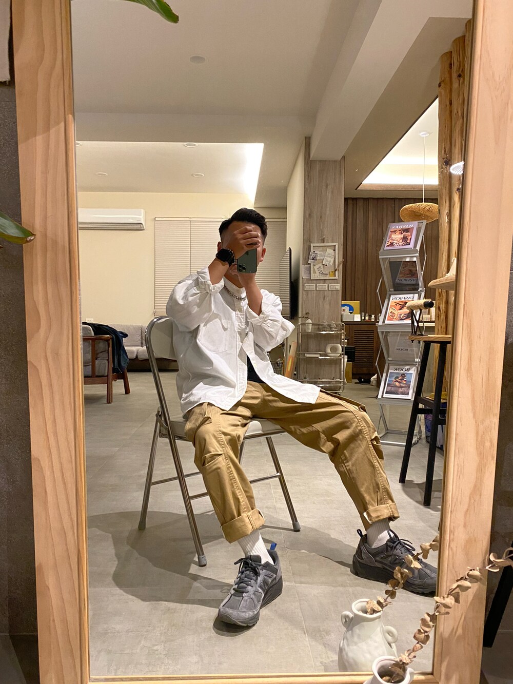 ホワイト系のシャツ/ブラウスを着用したメンズの冬コーディネートの2枚目の写真