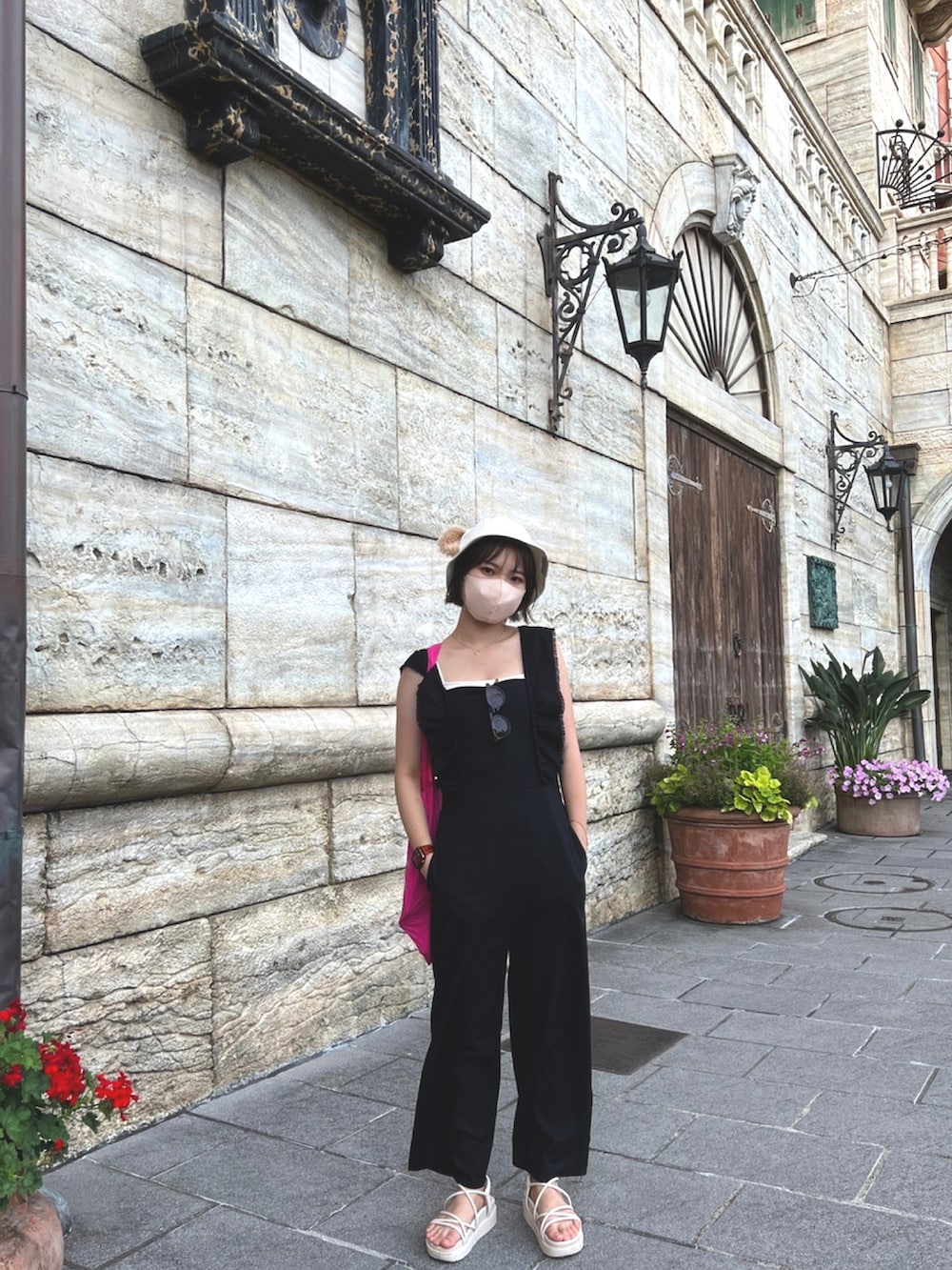 「ディズニー、ディズニーコーデ、オールインワン、トングサンダル、トートバッグ、ダッフィーコーデ、夏コーデ、オトナ女子、パンツスタイル、シンプルコーデ、低身長、骨格ストレート、GU」｜「Heatherのカラーロゴトート　298867（トートバッグ、ピンク系）」を使った、かわたろさん（レディース・155cm）の夏コーディネートの3枚目の写真