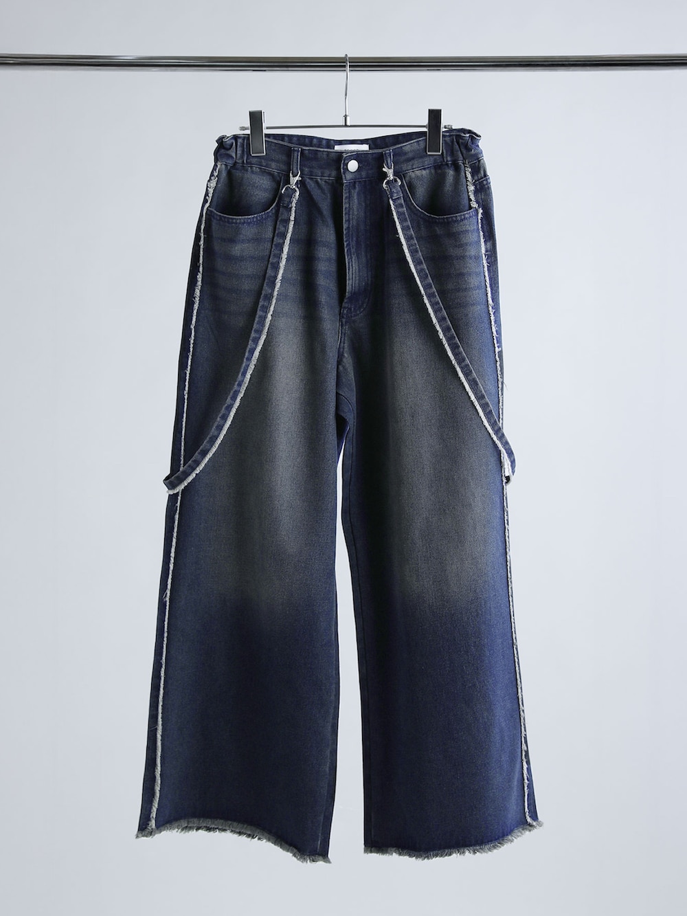 ブラック系のサンダル、ブラック系のショルダーバッグ、ホワイト系のTシャツ/カットソーを着用したメンズの夏コーディネートの4枚目の写真