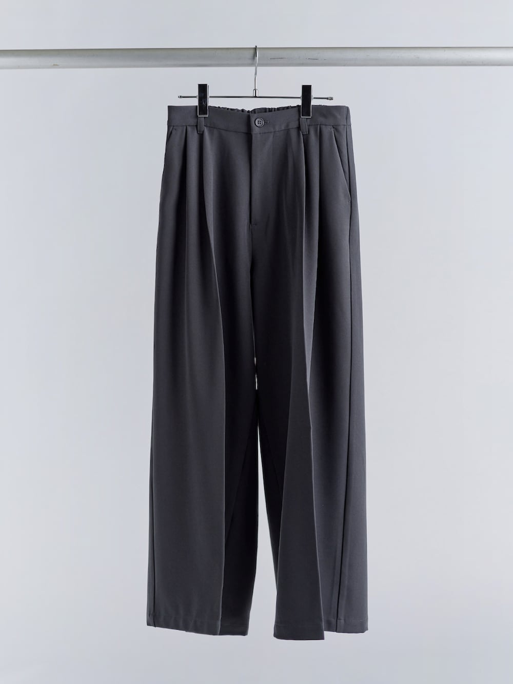 ブラック系のその他アウター、ブラック系のタンクトップ、ブラック系のドレスシューズを着用したメンズの春コーディネートの4枚目の写真