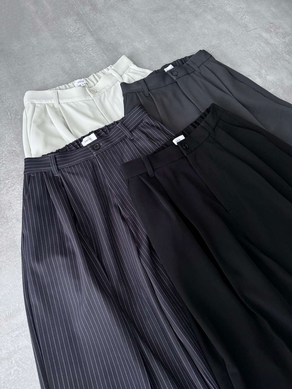 ブラック系のその他アウター、ブラック系のタンクトップ、ブラック系のドレスシューズを着用したメンズの春コーディネートの5枚目の写真