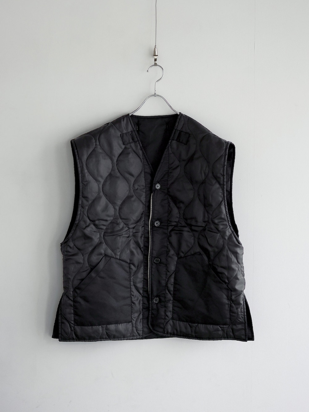 ブラック系のローファー、ホワイト系のシャツ/ブラウス、ブラック系のテーラードジャケットを着用したメンズの秋コーディネートの3枚目の写真