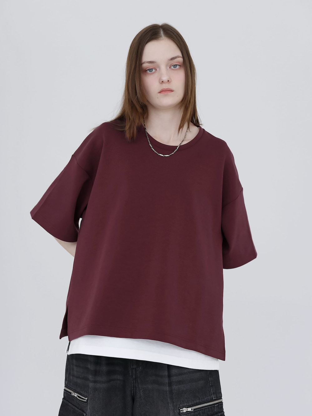 グレー系のデニムパンツ、ホワイト系のTシャツ/カットソー、ブラック系のローファーを着用したメンズの春コーディネートの2枚目の写真