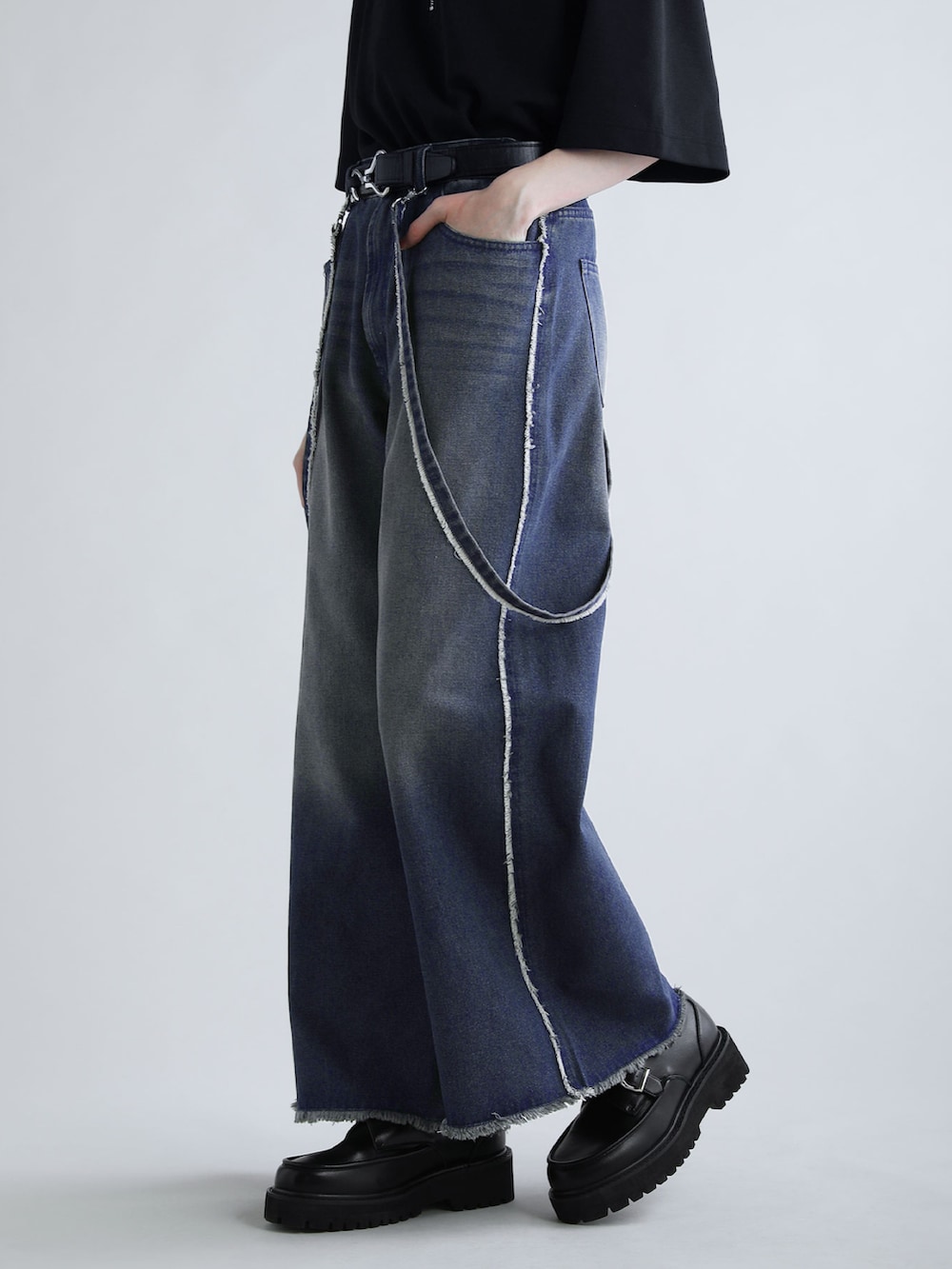 ブラック系のサンダル、ブラック系のショルダーバッグ、ホワイト系のTシャツ/カットソーを着用したメンズの夏コーディネートの3枚目の写真