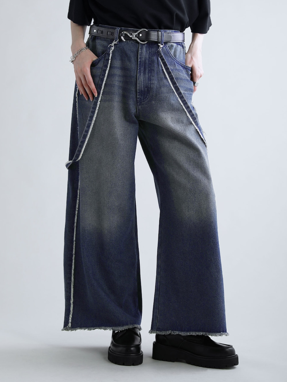 ブラック系のサンダル、ブラック系のショルダーバッグ、ホワイト系のTシャツ/カットソーを着用したメンズの夏コーディネートの2枚目の写真