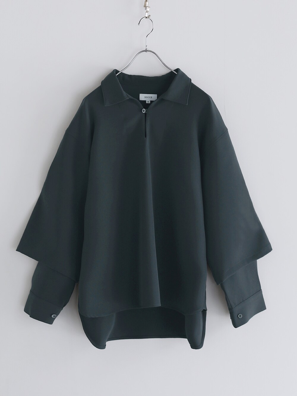 ホワイト系のシャツ/ブラウス、ホワイト系のタンクトップ、ブラック系のスラックスを着用したメンズの夏コーディネートの4枚目の写真