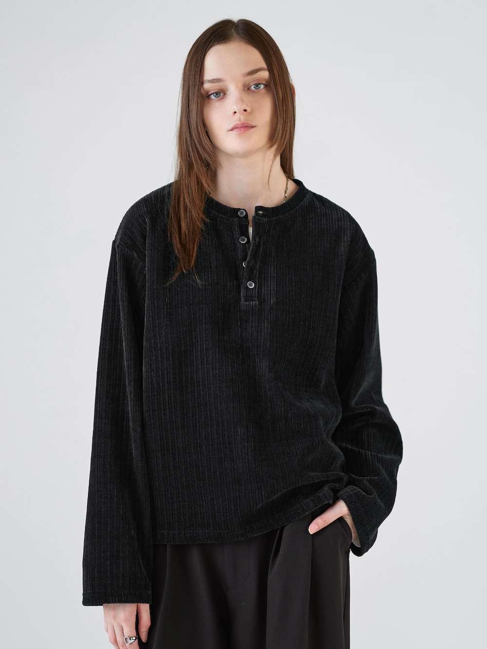 グレー系のデニムパンツ、ブラック系のショルダーバッグ、ブラック系のローファーを着用したメンズの夏コーディネートの2枚目の写真