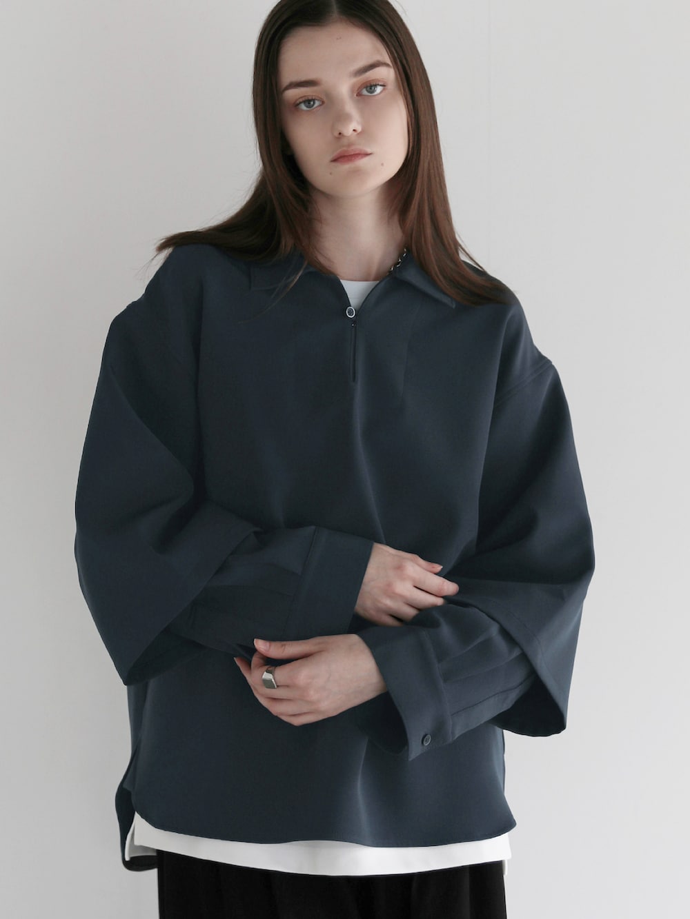 ホワイト系のシャツ/ブラウス、ホワイト系のタンクトップ、ブラック系のスラックスを着用したメンズの夏コーディネートの2枚目の写真