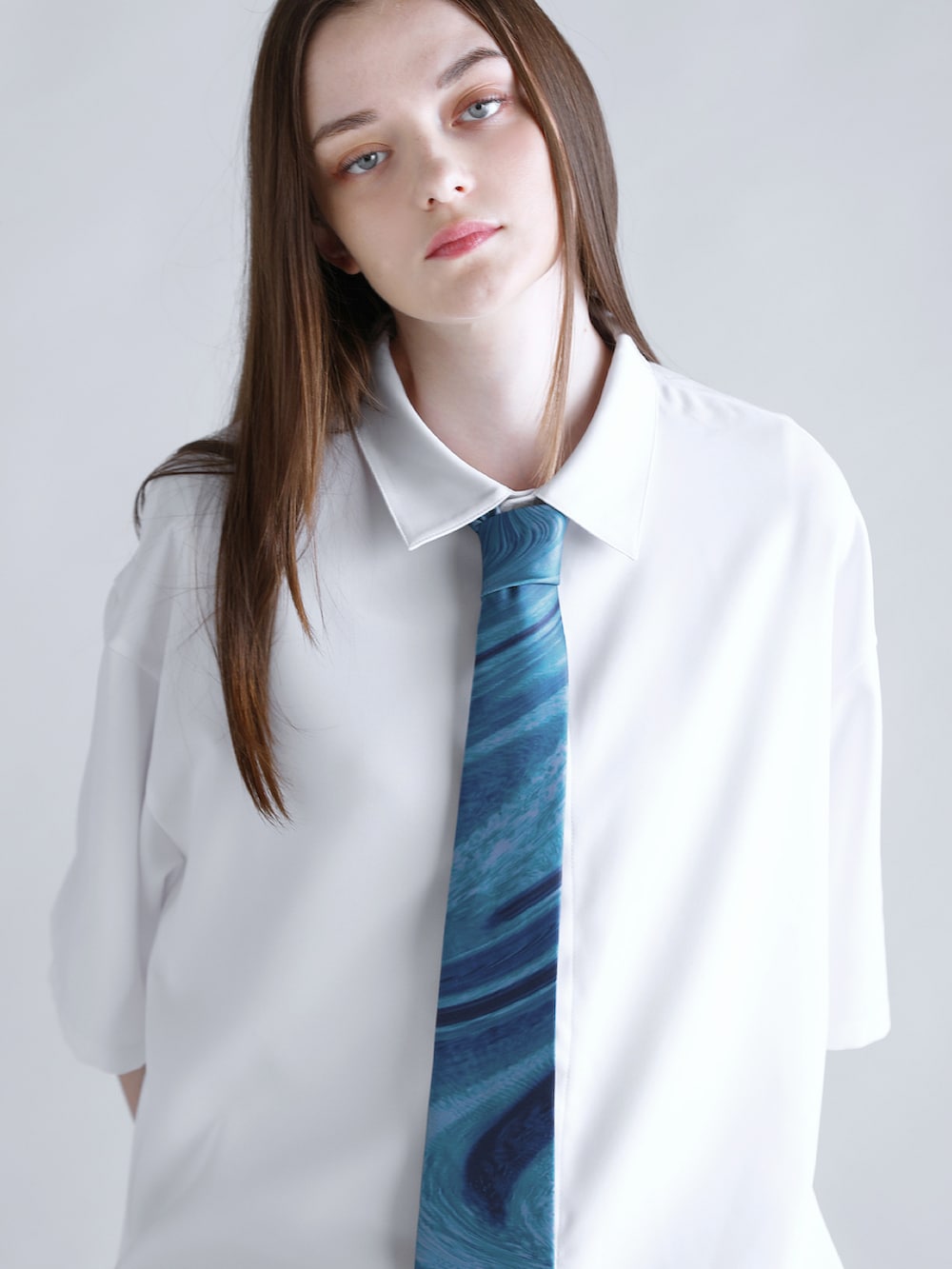 ホワイト系のシャツ/ブラウス、ブルー系のデニムパンツ、ブラック系のショルダーバッグを着用したメンズの夏コーディネートの2枚目の写真