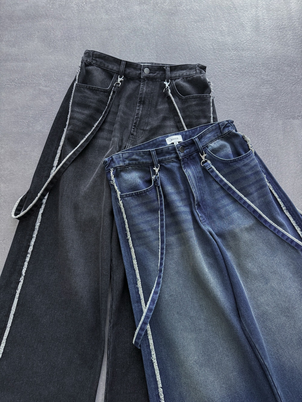 ブラック系のサンダル、ブラック系のショルダーバッグ、ホワイト系のTシャツ/カットソーを着用したメンズの夏コーディネートの5枚目の写真