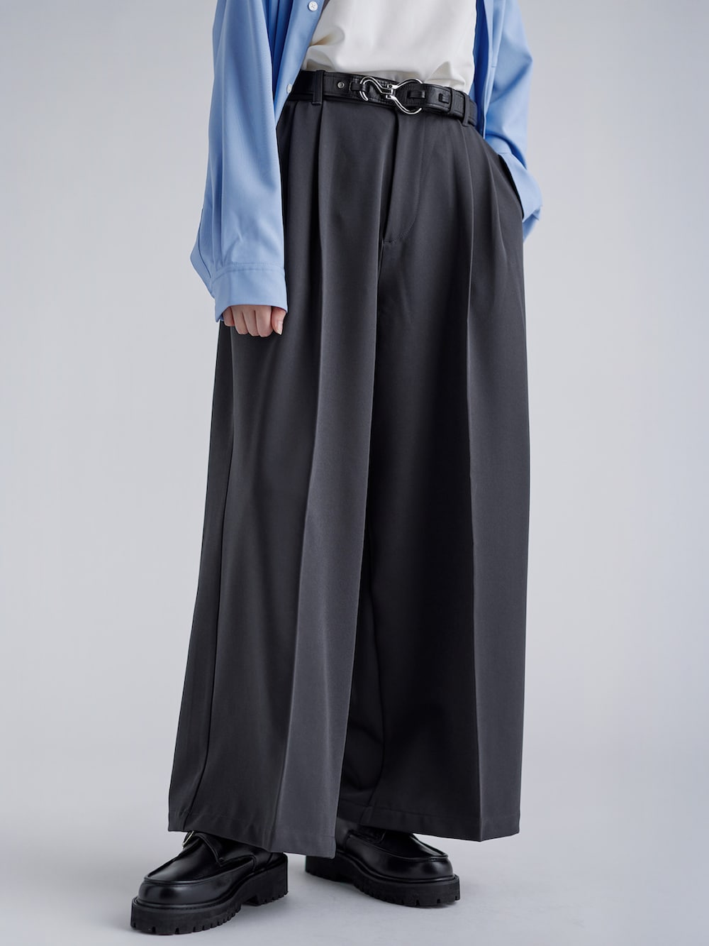 ブラック系のその他アウター、ブラック系のタンクトップ、ブラック系のドレスシューズを着用したメンズの春コーディネートの2枚目の写真