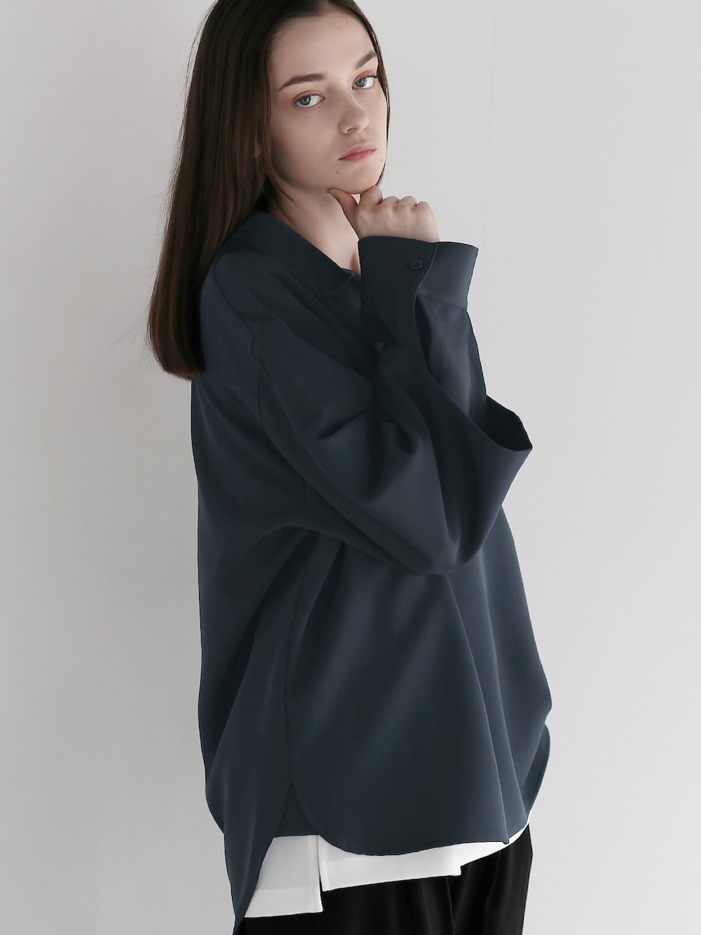 ホワイト系のシャツ/ブラウス、ホワイト系のタンクトップ、ブラック系のスラックスを着用したメンズの夏コーディネートの3枚目の写真