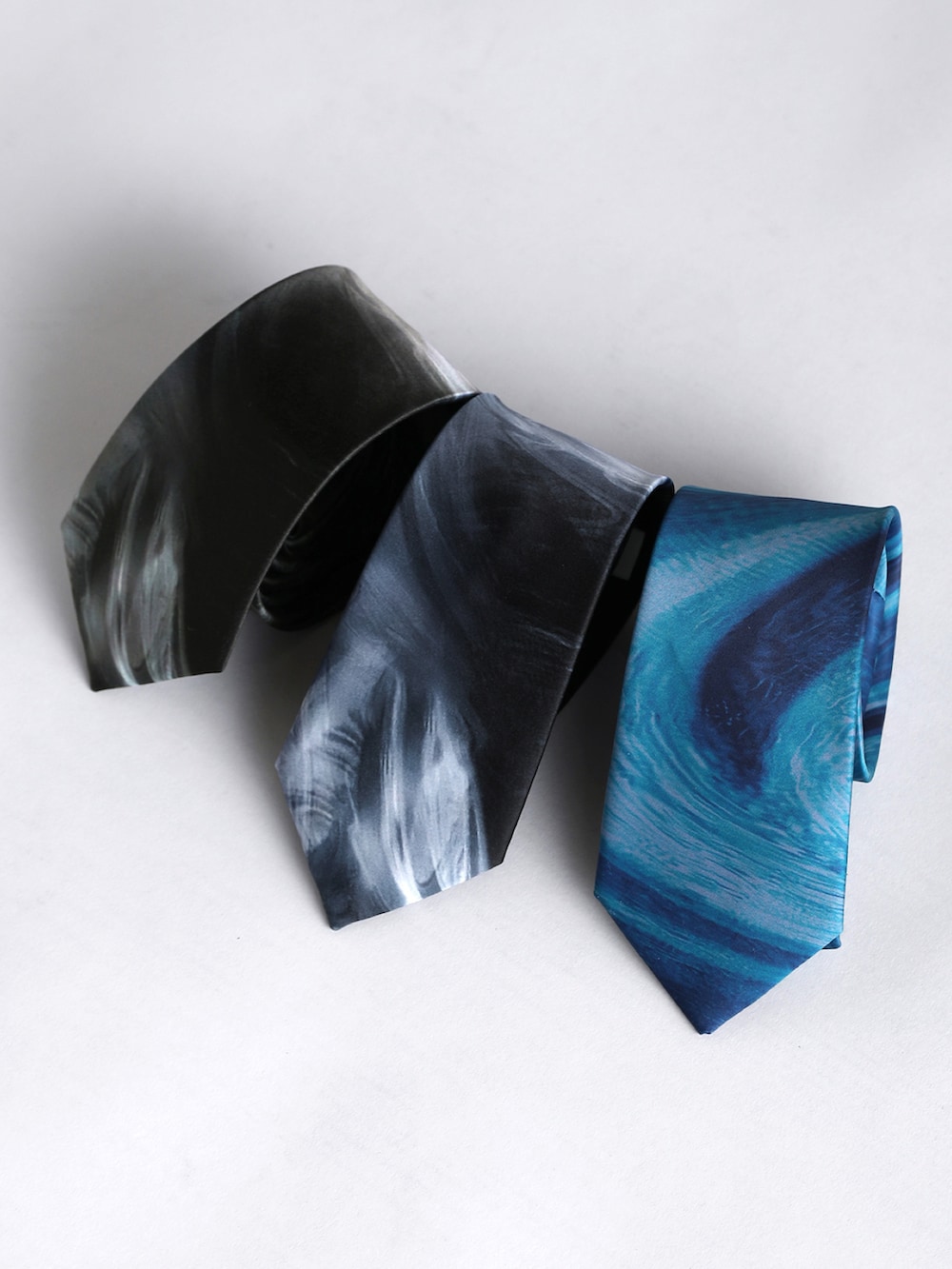 ホワイト系のシャツ/ブラウス、ブルー系のデニムパンツ、ブラック系のショルダーバッグを着用したメンズの夏コーディネートの5枚目の写真