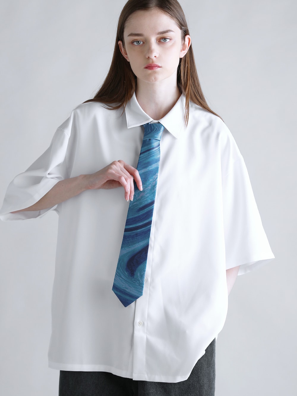 ホワイト系のシャツ/ブラウス、ブルー系のデニムパンツ、ブラック系のショルダーバッグを着用したメンズの夏コーディネートの3枚目の写真