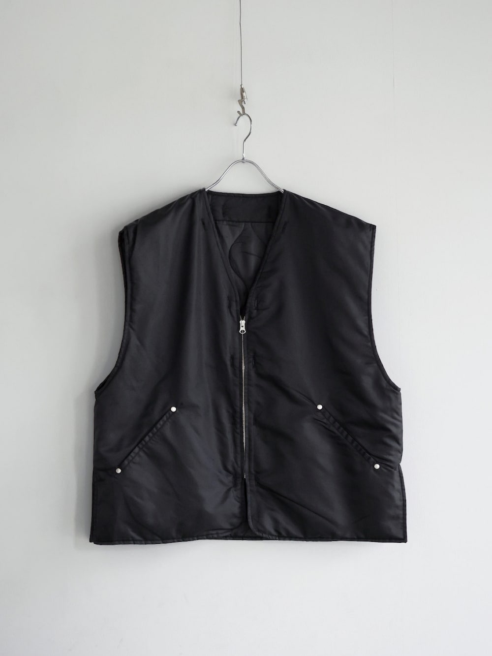 ブラック系のローファー、ホワイト系のシャツ/ブラウス、ブラック系のテーラードジャケットを着用したメンズの秋コーディネートの2枚目の写真