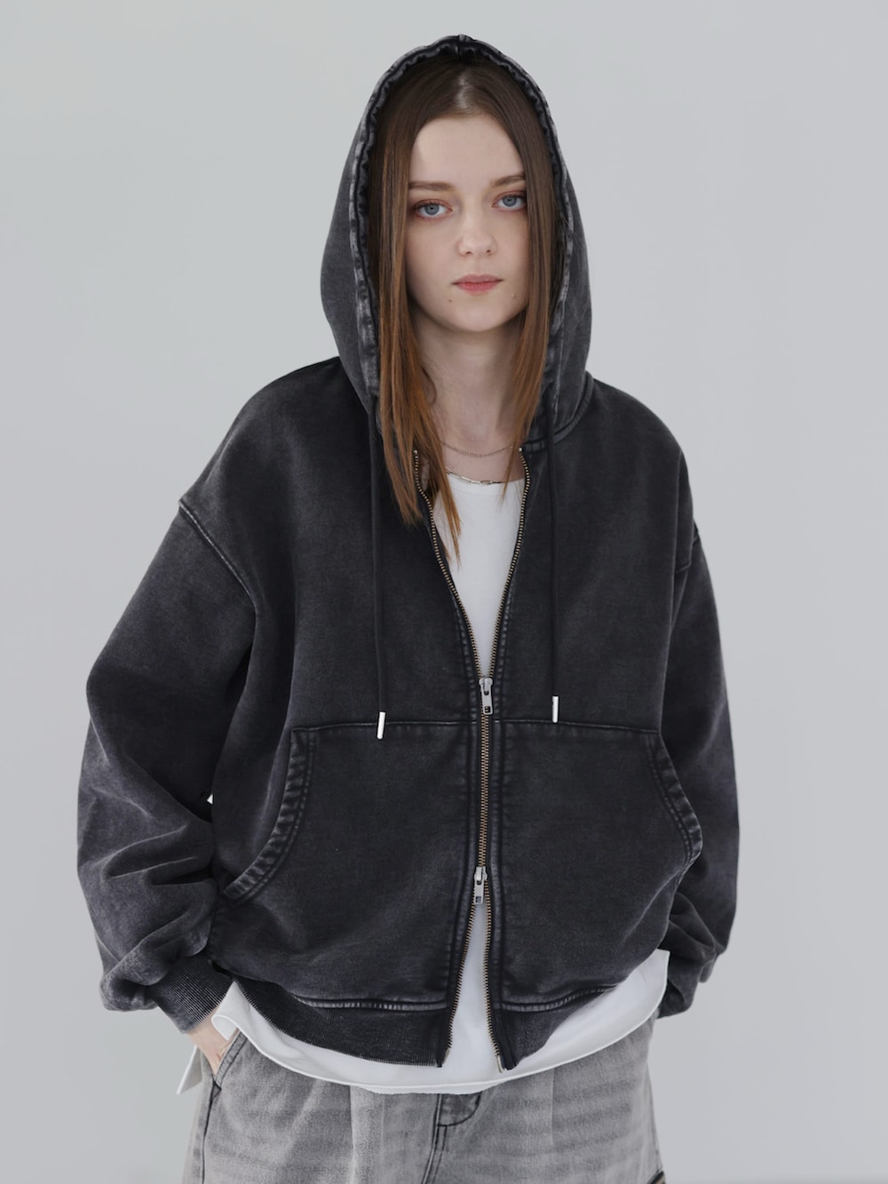 グレー系のデニムパンツ、ホワイト系のシャツ/ブラウス、ブラック系のネクタイを着用したメンズの冬コーディネートの2枚目の写真