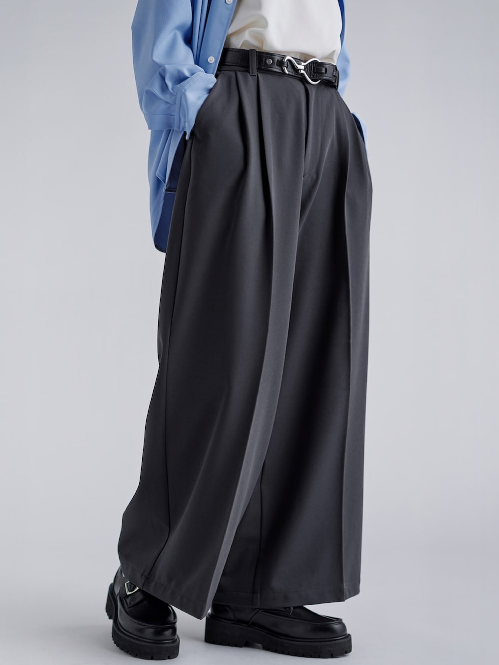 ブラック系のその他アウター、ブラック系のタンクトップ、ブラック系のドレスシューズを着用したメンズの春コーディネートの3枚目の写真