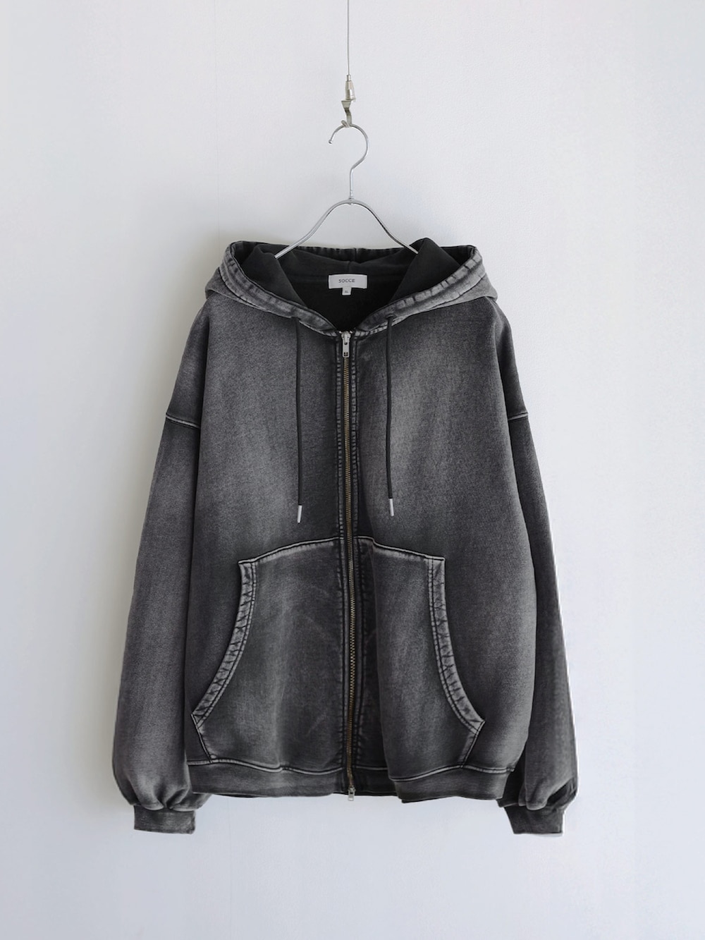 ブラック系のカーゴパンツ、グレー系のパーカー、ブラック系のショルダーバッグを着用したメンズの冬コーディネートの4枚目の写真